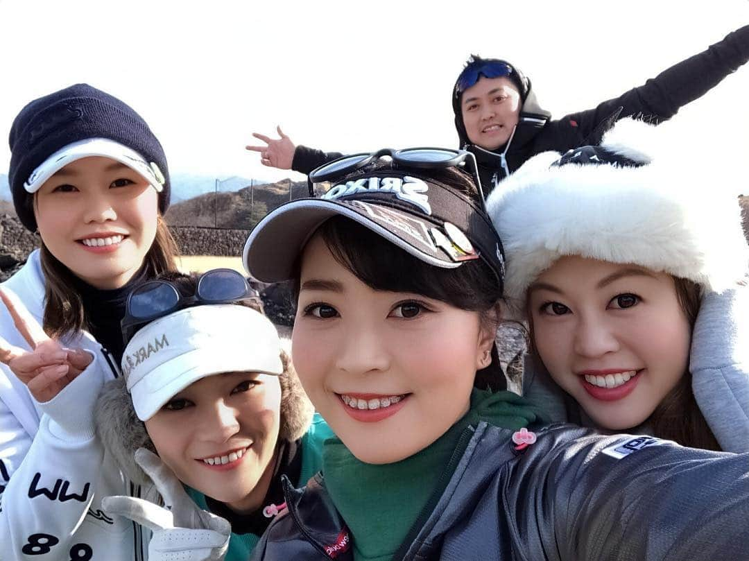 内山久美のインスタグラム：「☆☆☆☆☆☆☆☆☆☆☆☆☆☆☆ ついに念願の吉井カントリーに行ってきました⛳️ みんなの練習を見守り、宇宙と交信👽👽🙌😲 瀬令奈から手作りバレンタインチョコをもらいもぐ( ˙༥˙ )もぐタイム🍫😝💕 今日1番学んだ事は、カメラの使い方🥴🤟青木先生に教えてもらい、カメラマンに徹した1日📷ポーズとってという言葉に真っ先にヅカポーズを決める青木、この日1番イキイキしてたwショットもキレてたけど、ポーズのキレもよかったよ👍✨🕺 ・ #吉井カントリー #吉井カントリークラブ  #群馬県 #下仁田ネギ #さしみこんにゃく  #青木瀬令奈  #福山恵梨 #旦那 #若作りおばさん #花組ポーズ #muta  #mutamarine」