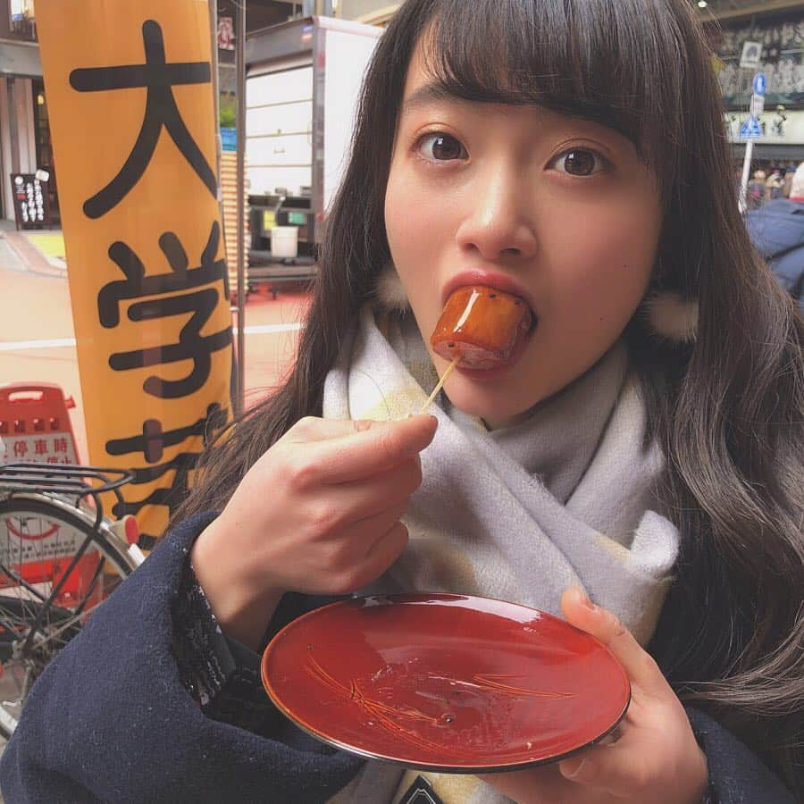 福田愛依さんのインスタグラム写真 - (福田愛依Instagram)「浅草☺︎~食べ歩き~  #おいもやさん興伸 のお芋、、 蜜がたっぷりでばり美味しかった☺️✨ ビッグサイズぅ！！幸せ😋  #浅草 #浅草食べ歩き #おいもやさん興伸 #蜜たっぷり #ごま #ljk #18歳 #食べる #幸せ #スイーツ #大好き #寒い日コーデ #マフラー女子 #コート #めいもぐ」2月15日 18時27分 - meii_cheer