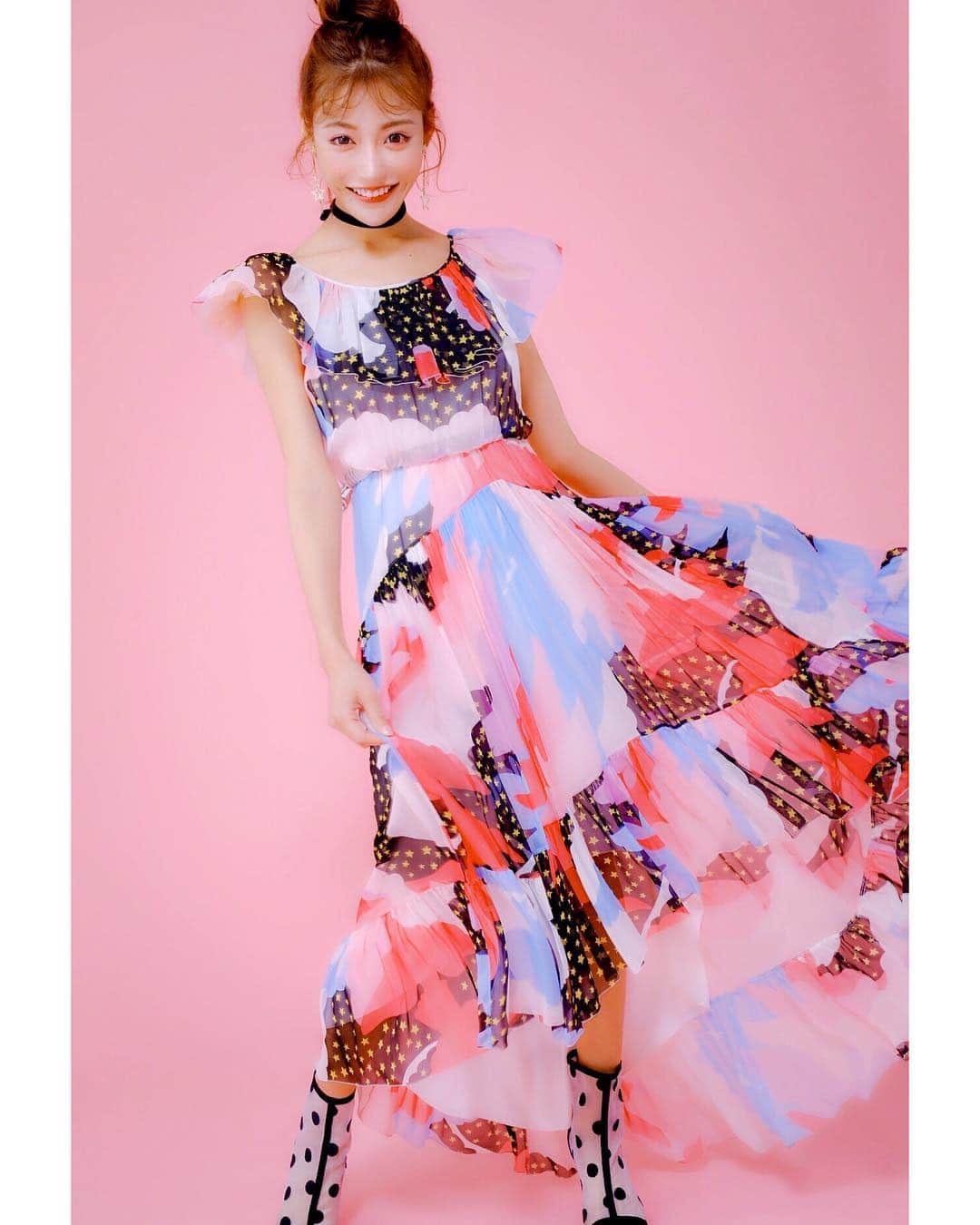 明日花キララのインスタグラム：「昨日のスタイルブック発売イベントありがとうございました！ 貴重な２／14にたくさんの皆様とお会いできてとても幸せなバレンタインデーとなりました🥺🍫💘💘 東京以外からもたくさん来て下さって、更には日本以外からもちらほら. .💭🎌 どうやってチケットをゲットして下さったのか私の方が感心しちゃいました。。🧸🧁 時間が決められていたのでいつもよりお話する時間は少なかったけれど皆様の愛はしっかり伝わりました！！💌 プレゼントもありがとうございます！！ 大切にします🦢💞💘 . それでは引き続き２／17の名古屋大阪も宜しくお願いします🎀(チケットは完売しています) . #スタイルブック #neonude より📸」