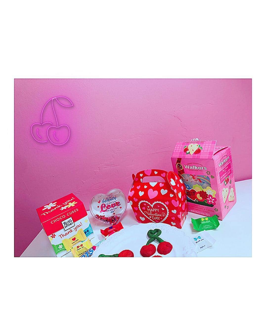 香音さんのインスタグラム写真 - (香音Instagram)「Valentine...🏹❣️ . バレンタインの季節は可愛いお菓子がたくさんだなあ 食べすぎ注意ですね~~😈 あ、今年は🍒クッキーを少しだけ作ったよ。 #valentine」2月15日 19時10分 - kanon420_official