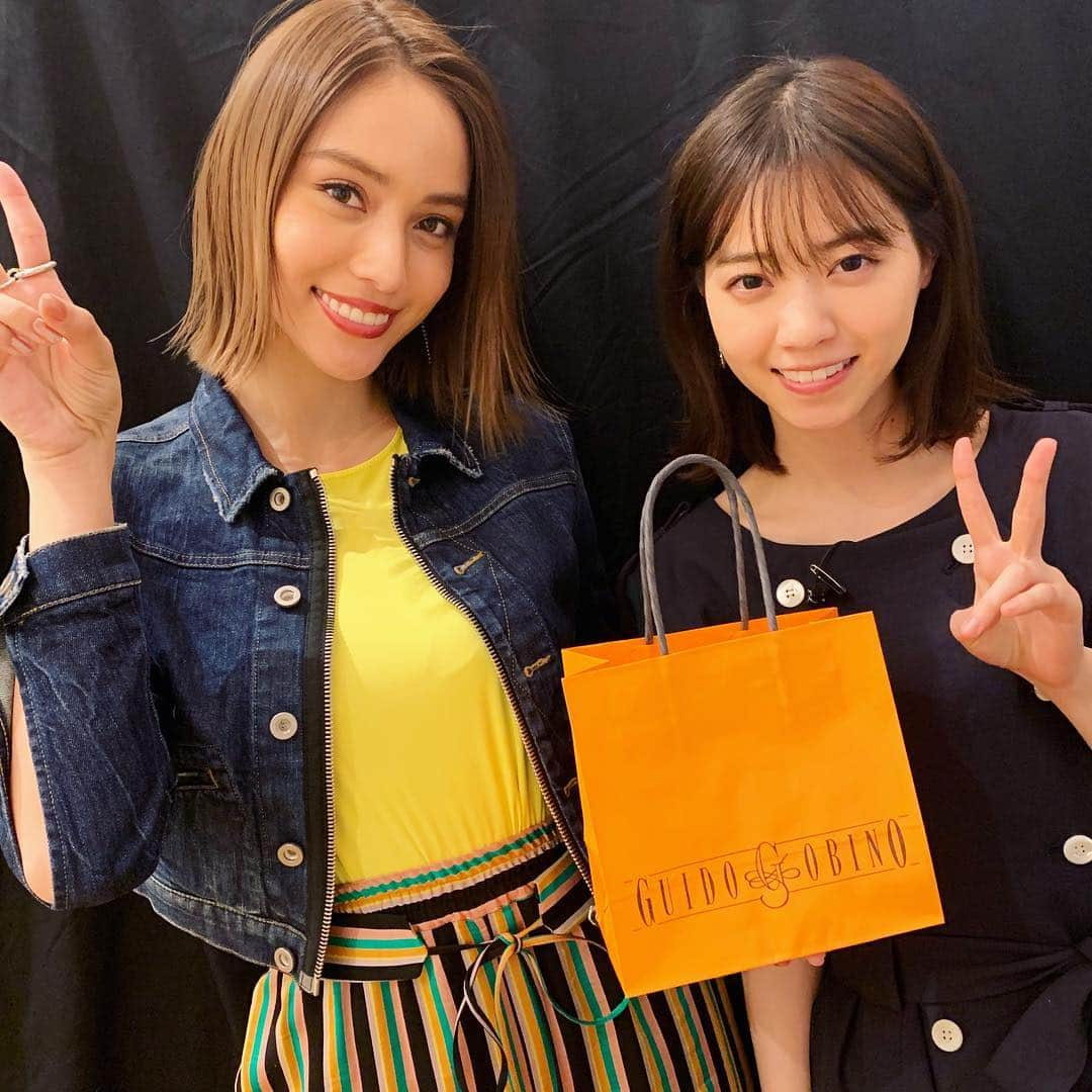 滝沢カレンさんのインスタグラム写真 - (滝沢カレンInstagram)「みなさん、こんばんは💓🥺 どれだけ皆様に、お留守番を頼んだか計り知れない日になりましたが、ジッと待っていてくれたことは私が何よりも信じています💓💕 座布団足りてなくて申し訳ないです🤦🏼‍♀️ ですが、安心してください🙋🏼‍♀️⭐️ 私はモリモリ元気に仕事を楽しませて頂いています💓💕❗️❗️❗️ 皆様にお伝えすらしなかった、横澤夏子さんとも会えたり(仕事)、大好きなものが仕事の一歩を動かしたり、好きな物が増えたり新しいことを知ったり、同時に嫌いなものもあったり、かと思えば、脳にコキ使わせる気合いで働かしたので、とてもじゃないですがもう5月かと思いました😅🔥🔥 そんな話は何とでなるのですが、  昨日はハッピーバレンタインでした😅❣️❣️❣️皆様、忘れていた私を懲らしめてください🙇🏼‍♀️🙇🏼‍♀️🙇🏼‍♀️🙇🏼‍♀️💓 皆様は、何かしましたか❓  私は今日も景色に気を取られながら、グータンヌーボーヌーボーのお仕事行ったのですが、 色気爆発中の田中みな実さんと、天使のような顔を持つ西野七瀬ちゃんから、チョコ頂きました🥺💓💕 自分が女だということを忘れて受け取りましたが、本当に嬉しかったです😓💓 ホワイトデーに気合いを忘れないでいたいです🤝💓💓 そんな、七瀬ちゃんとお写真撮ったので、居間に(インスタ)飾っておきます👥🌈 人見知り同士の私たちですが、最近は勇気を出して話しかけると、とっても目を見てくれて本当にこんなろくでもない私の話を聞いてくれて、嬉しくてたまらなくなります😢✨🌟⭐️🍇 ありがとうございます😢💓💓 皆さま、もう過ぎたバレンタインデーを気にしないで、また明日が作る前を向きましょう❣️☺️ #毎日が突風のように過ぎて #朝にも夜にも昼にも挨拶できてない #自分がいたりして #だけど空気を忘れて夢中になる現実が #私にはあってそれがたまらなく楽しくて #新しい扉はいつだって分厚くて #なかなか開かせてはくれないが #今はこじ開けるんじゃなくて #大切に大切に先を楽しみにしながら想像しながら #新しい光に会いたいんだ」2月15日 19時43分 - takizawakarenofficial