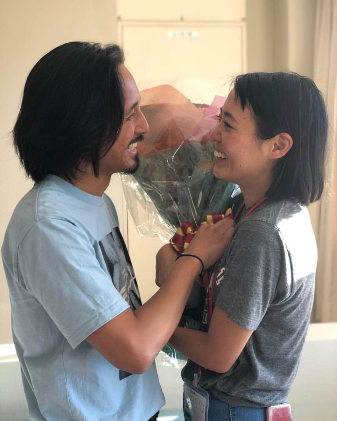 ショーン・エバリストのインスタグラム：「Over 10 years of friendship, 3 years as your partner, 1 month as your fiancé and a lifetime to look forward to💍❤️Words just really aren’t enough for this moment but what I can say is that loving you is all I want to do, everything else just isn’t the same...I love you endlessly and can’t wait to be your Husband!👀 #HasegawaEvaristo」