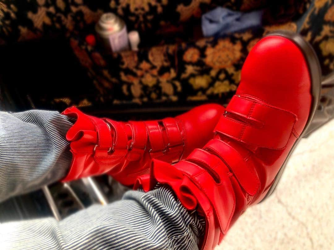 佐々木梨乃さんのインスタグラム写真 - (佐々木梨乃Instagram)「safety shoes  #安全靴 #黒豹 #赤に一目惚れ  #作業着 は#アイズフロンティア  #ツナギはコンプレンダ #仕事スタイル #楽しい毎日  #あなたのキスを数えましょう #キミのこと想うほど #会えないじれったさ #お気に入り#ブーツ」2月15日 19時59分 - sr8x4volvo