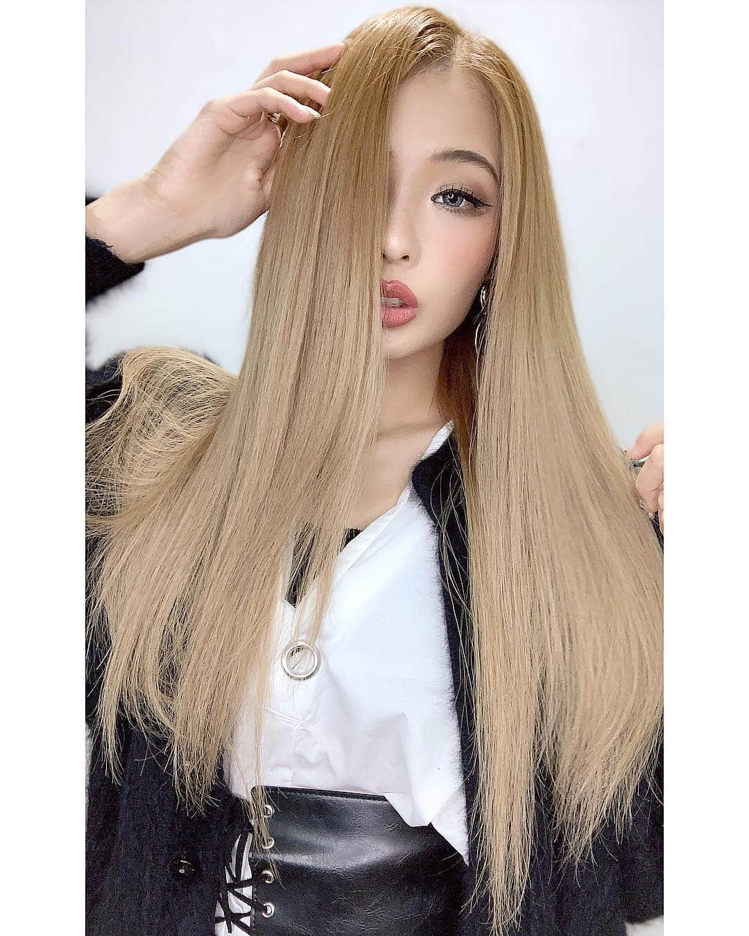 RiRiさんのインスタグラム写真 - (RiRiInstagram)「今日は、根元のリタッチをしてきましたっ💇‍♀️✨ シールエクステの質が良くて、リタッチだけで大丈夫なので、いつも１回リタッチを挟みます☺️❤️ ROLLENに置いてあるライトを初めて使ってみたんだけど、ライトってすごいね😳‼️ すごくキレイに写る😂🙏✨ 是非是非、皆さんも行ってみてね❤️ 💇そがっち @soga_rollen_gm 💈ROLLEN @rollen_wiz ☎️03-6721-1655 #hair #hairstyle #haircolor #hairextensions #harajuku #rollen #cjd_riri」2月15日 20時17分 - _ri420