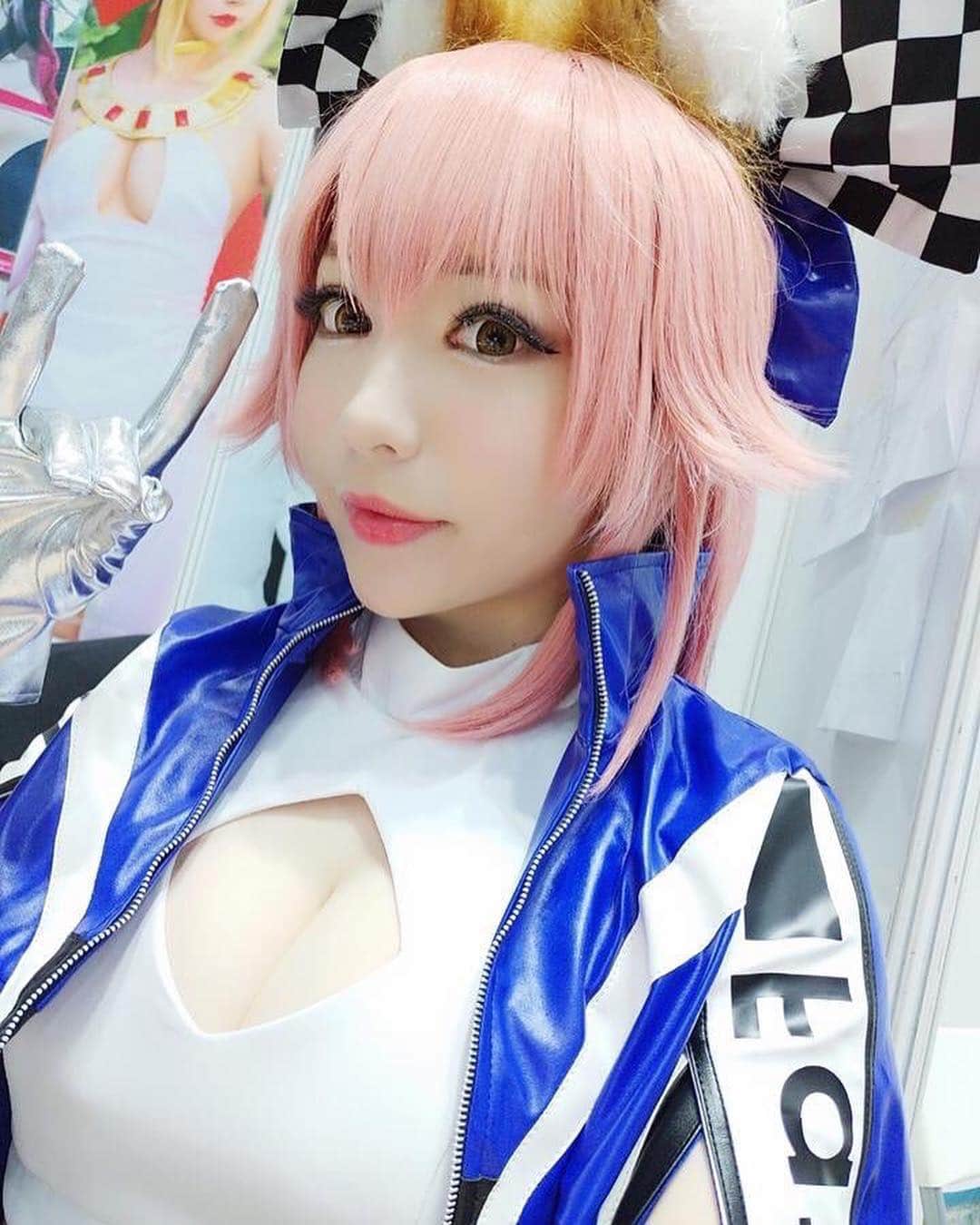 千尋のインスタグラム：「★FF33x千尋x攤位情報★ 明天就是FF啦!!!!!期待跟大家見面>_< 另外販售物&出去場外拍照的時間有更新!!!! 歡迎大家來找千尋玩 嘻嘻  攤位詳細★ https://goo.gl/5iq7Sn 這次有來攤位消費的都可以獲得 ★生寫真1張★+抽中SSR或隱藏版生寫可以獲得 ★千尋手作巧克力一份 ★生寫真單獨購買$100  第二天下午兩點 攤位會有★猜拳大賽★喔 希望大家可以一起來玩!!!猜贏千尋的可以把會場掛軸帶回家!!!! 攤位碼★D1 / U25 ★D2 / U25-26 ❥  DAY1 U25 角色:玉藻前(正裝) 10:30~13:00 攤位簽售 販售時間 13:00~13:20 場外拍照時間 13:30~16:00 攤位簽售 販售時間 16:00~16:30 場外拍照時間 ❥  DAY2 U25-26  角色:梅芙&狂狗(cn:小白)  10:30~14:00 攤位簽售 販售時間 14:00~14:15 猜拳大賽 15:00~17:00 台大CWT場外拍照 *注意※第二天千尋不會再FF場外，會直接去cwt喔!*」