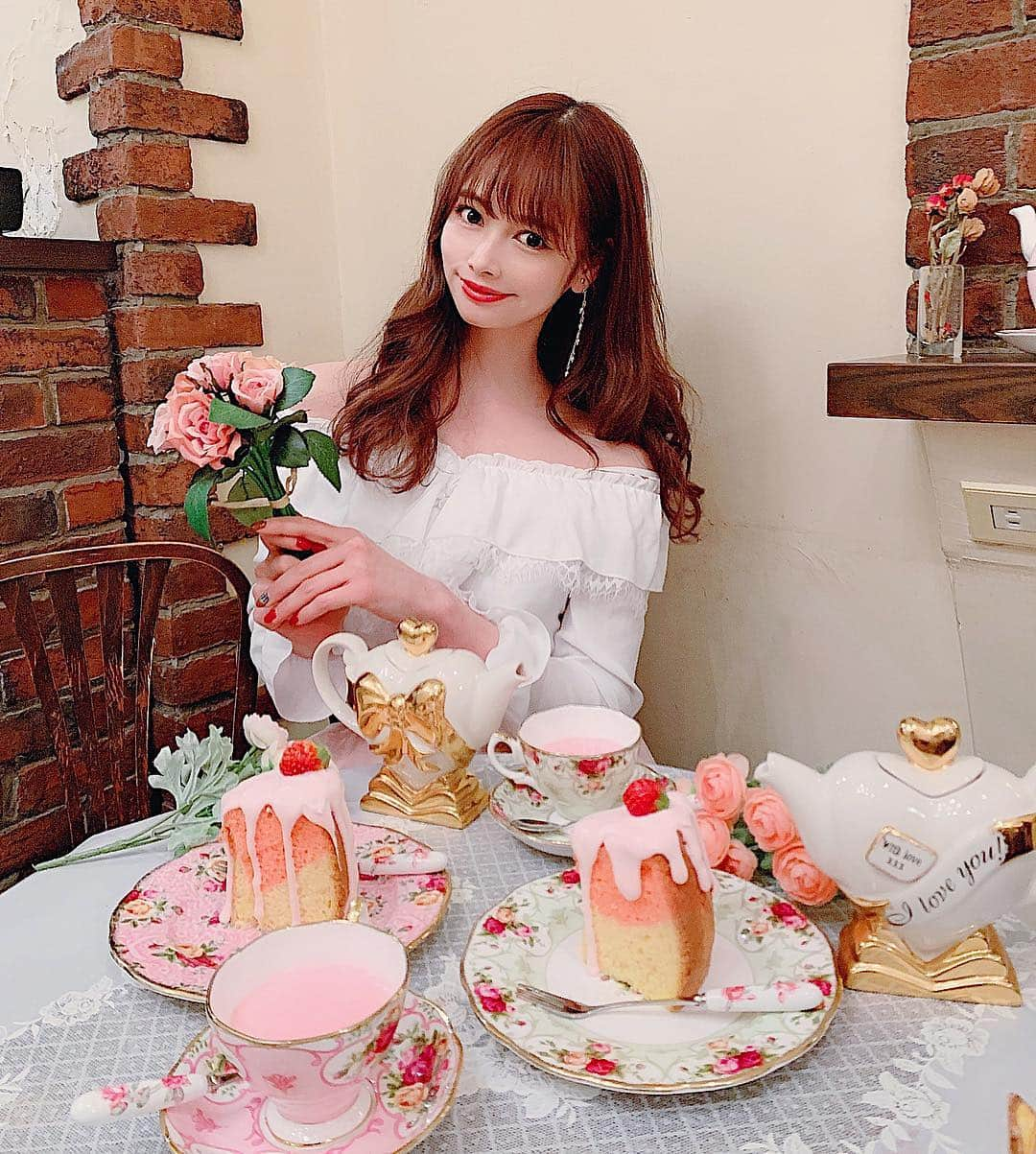 得あゆさんのインスタグラム写真 - (得あゆInstagram)「カフェ アコリット ☕️🍰💗👉🏻 ・ @mizukikonuma ちゃんプロデュースの ケーキセットを食べてきました🥰 お店、お皿、ケーキ、ポット…💗💭 全て可愛くてとっても女子力上がったし 癒されました😌❤️ ももちゃん誘ってくれてありがとう💗 可愛い子はみんな努力家で性格が可愛い🥰💗❤️ ・ ・ ・ ・ ・ ・ ・ ・ #カフェアコリット#カフェ#カフェ巡り#ディナー#バレンタイン#夜ごはん#おやつ#デザート#お菓子#ケーキ#いちご#ピンク#可愛い#東京#ヘアスタイル#花#デート#女子会#インスタ映え#カメラ女子#flower#cafe#tokyo#antique#cake#afternoontea#valentine#desert#sweets#pink」2月15日 20時38分 - tokuayu819