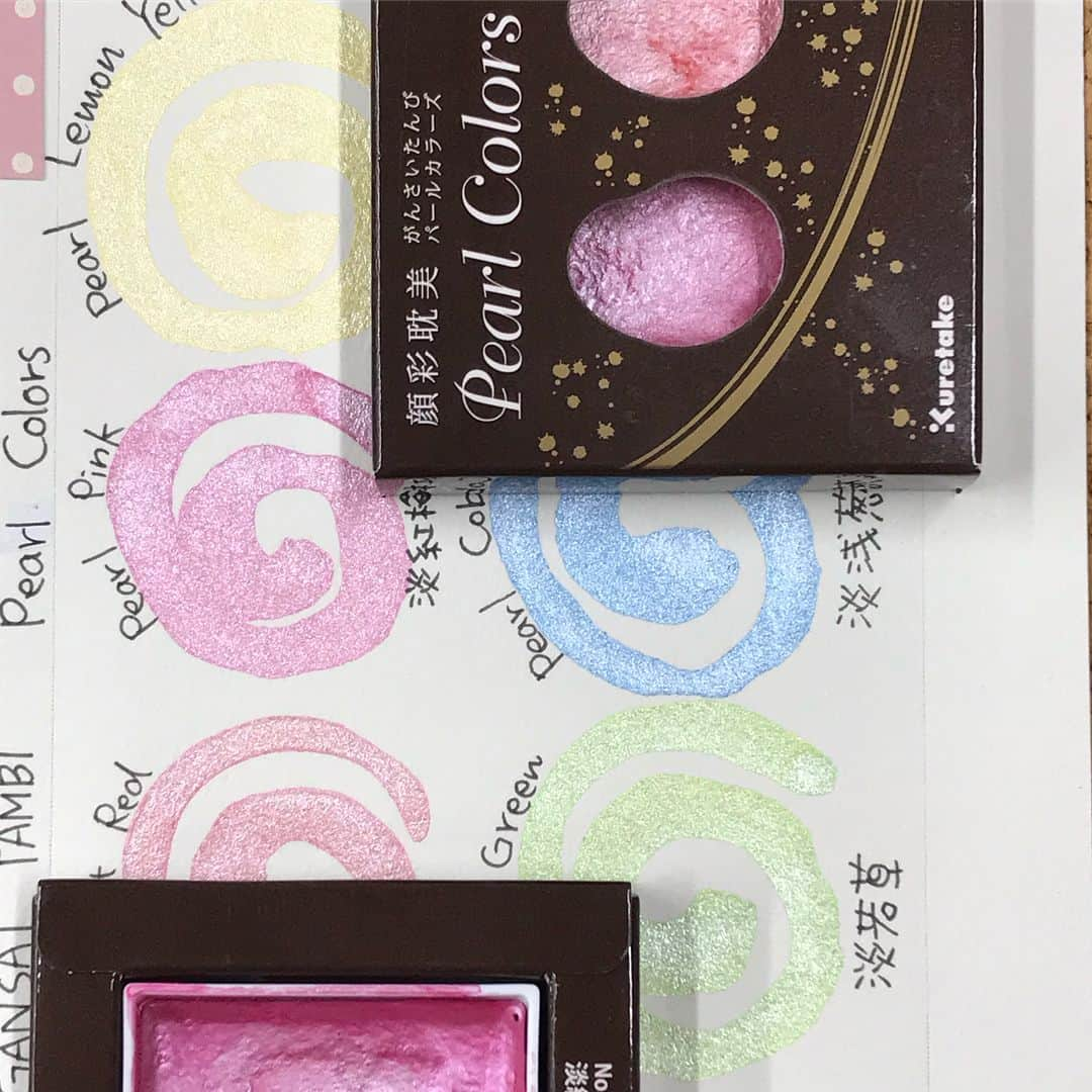 Kuretakeさんのインスタグラム写真 - (KuretakeInstagram)「顔彩耽美 Starry Colors & Pearl Colors & Gem Colors 贅沢な輝きのゴールドや、カラーメタリック、柔らかなきらめきのパールカラーの、溶かしやすく使いやすい、きらめき顔彩のシリーズです。 ゴールドとメタリックカラーは、濃い色の紙にも、発色が良く描けます。 #gansaitambi #starrycolors #pearlcolors #gemcolors #kuretake #顔彩耽美 #顔彩耽美スターリーカラーズ #パールカラーズ #ジェムカラーズ #watercolor #gold #pearl #gem #metallic #ZIG」2月15日 21時06分 - kuretakejapan