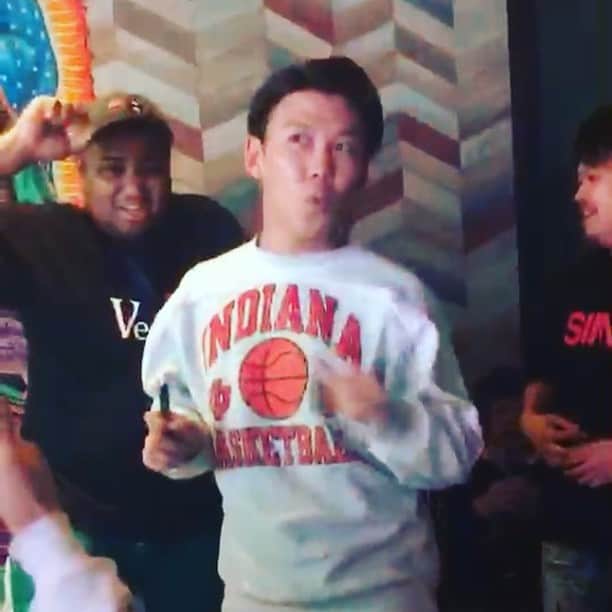 のインスタグラム：「. 僕のバースデーなのに、誕生日になった瞬間踊り出すおたけさん。。。 . 勘弁してよ。この人パリピだよ。。。 . #おたけ さんの誕生日じゃないよ #俺の誕生日🎉」