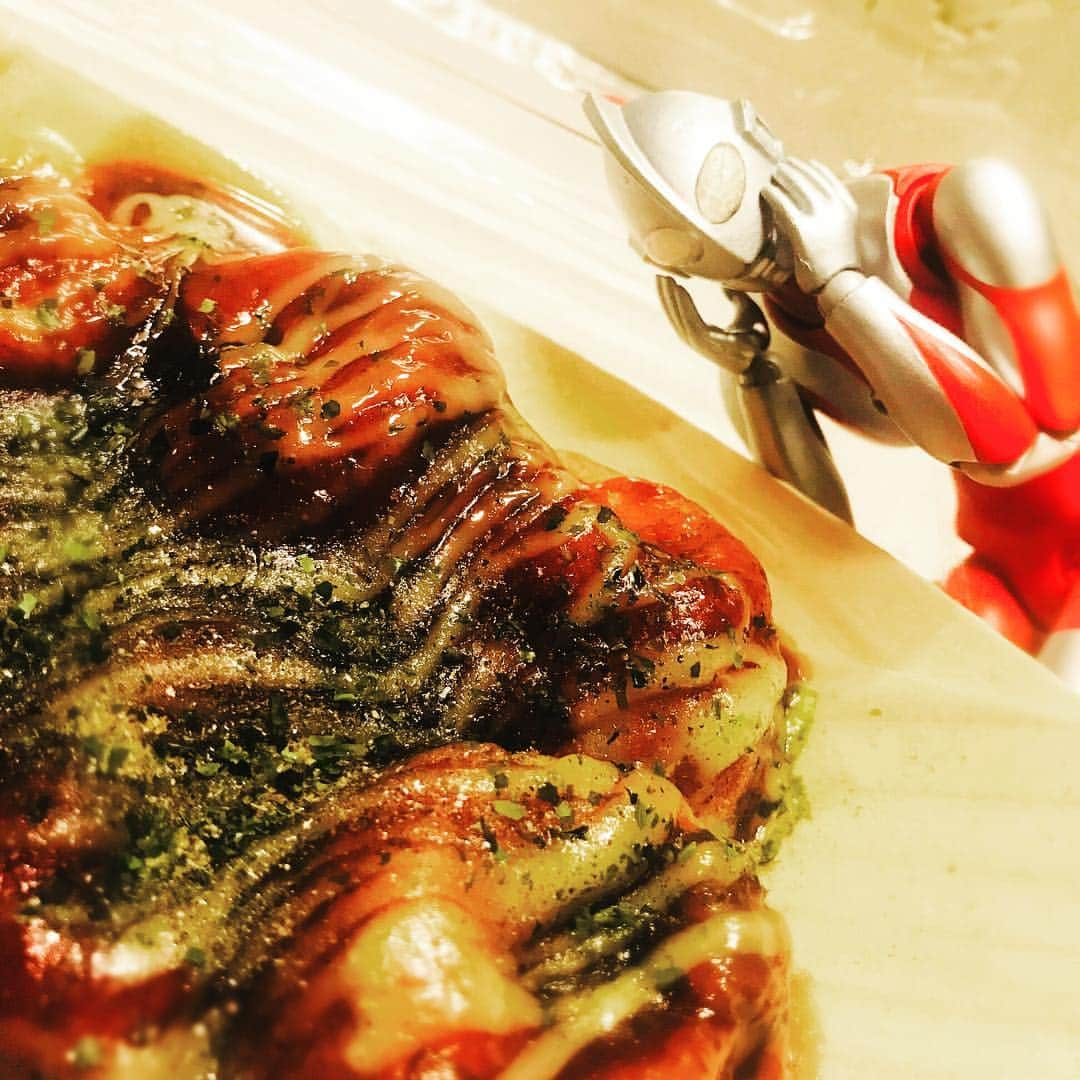 緒月遠麻さんのインスタグラム写真 - (緒月遠麻Instagram)「🐙 たこ焼き食べながら 思う 。。。 本日 2月15日。 宝塚卒業して 4年のオヅキが 再び #ベルサイユのばら45  で 軍服を着て 男役をしてるなんて。笑  ありがたや。 楽しい 人生に乾杯🍷✨ #緒月遠麻 #うちのウルトラマン  も関西上陸。 明日 初日‼️ #梅田芸術劇場メインホール」2月15日 21時00分 - toma_ozuki