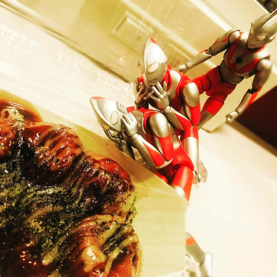 緒月遠麻さんのインスタグラム写真 - (緒月遠麻Instagram)「🐙 たこ焼き食べながら 思う 。。。 本日 2月15日。 宝塚卒業して 4年のオヅキが 再び #ベルサイユのばら45  で 軍服を着て 男役をしてるなんて。笑  ありがたや。 楽しい 人生に乾杯🍷✨ #緒月遠麻 #うちのウルトラマン  も関西上陸。 明日 初日‼️ #梅田芸術劇場メインホール」2月15日 21時00分 - toma_ozuki