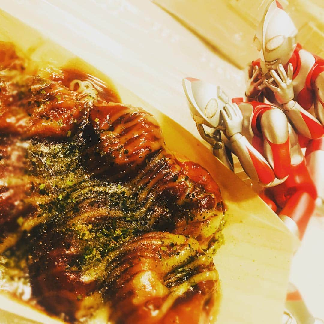 緒月遠麻さんのインスタグラム写真 - (緒月遠麻Instagram)「🐙 たこ焼き食べながら 思う 。。。 本日 2月15日。 宝塚卒業して 4年のオヅキが 再び #ベルサイユのばら45  で 軍服を着て 男役をしてるなんて。笑  ありがたや。 楽しい 人生に乾杯🍷✨ #緒月遠麻 #うちのウルトラマン  も関西上陸。 明日 初日‼️ #梅田芸術劇場メインホール」2月15日 21時00分 - toma_ozuki