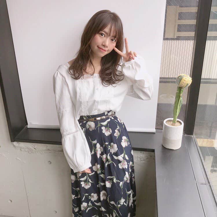 のインスタグラム：「. . おはにょん！実は最近、、 ちょっぴり髪明るくなったの🐶 . #ももこーで 🍑 ▫️Tops / @fifth_store ←30%OFF ▫️belt / #dazzlin . ▫️Skirt / #fifth . . . . . . #花柄ロングスカート  #スクエアネックレースブラウス #fifthtl#フィフス#sサイズ#155cm #今日のコーデ#きょコ#code#女の子#プチプラコーデ#お洒落さんと繋がりたい#코디#스타일링#패션스타그램#데일리#데일리룩#옷스타그램#女の子#followme#cordinate#outfit#ootd#サロモ#撮影会」