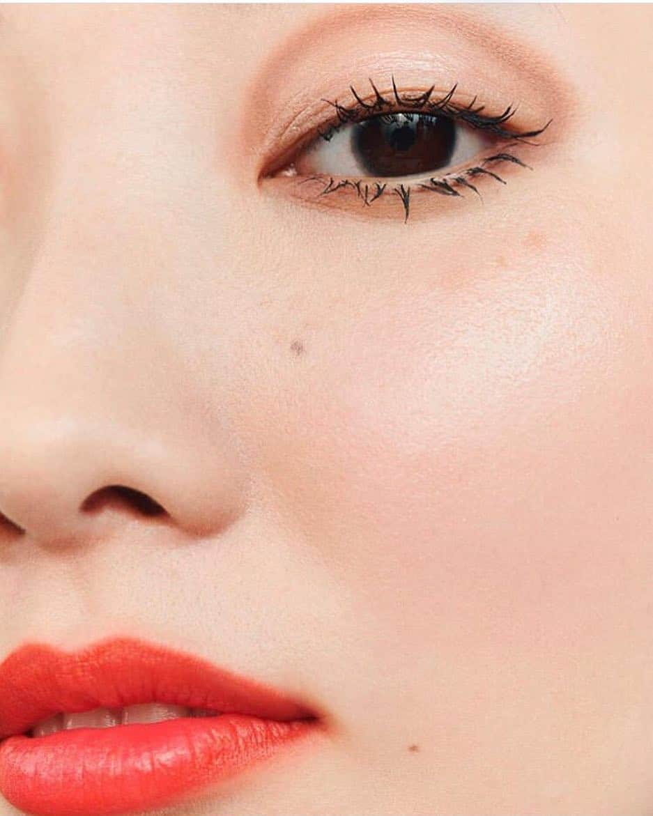 飯島望未さんのインスタグラム写真 - (飯島望未Instagram)「#Repost @chanel.beauty ・・・ SOFT GRAPHIC. It’s all about details for this subtle abstract makeup look created for @chanel.beauty. Model @nozo0806 creates an illuminous effect to give focus to her dewy skin. Soft nudes and light browns make a blurry graphic eye creating a natural illusion of depth. LE VOLUME RÉVOLUTION mascara adds volume to lashes in one stroke. Lips pop with a touch of fresh pink.  GET THE FULL LOOK: VITALUMIÈRE AQUA BAUME ESSENTIEL Sculpting LES 9 OMBRES ÉDITION N°2: Quintessence STYLO OMBRE ET CONTOUR N°06 Nude Éclat LE VOLUME RÉVOLUTION N°10 Noir ROUGE ALLURE VELVET N°72 Infrarose ROUGE ALLURE LIQUID POWDER N°962 Electric Blossom --- #SpringSummerCollection #LeVolume #CreateYourself #ChanelBeauty #ChanelMakeup」2月16日 8時51分 - nozo0806