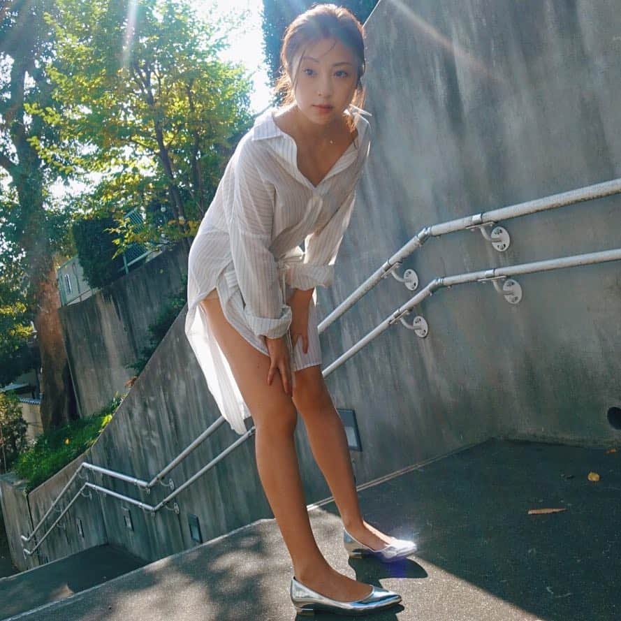 のインスタグラム：「ちょっとバタバタしてて 更新遅れてごめんね！ 私は元気だよ♡ 写真集開けた時の最初のページのオフショット🥰  #thank#you#thankyou#35#k#follow#shoot#shooting#off#shot#gravure#photo#camera#bikini#水着#ビキニ#グラビア#写真#写真集#発売#30#30歳#記念#辰巳奈都子#friday#自宅#my#bed#roomdecor」