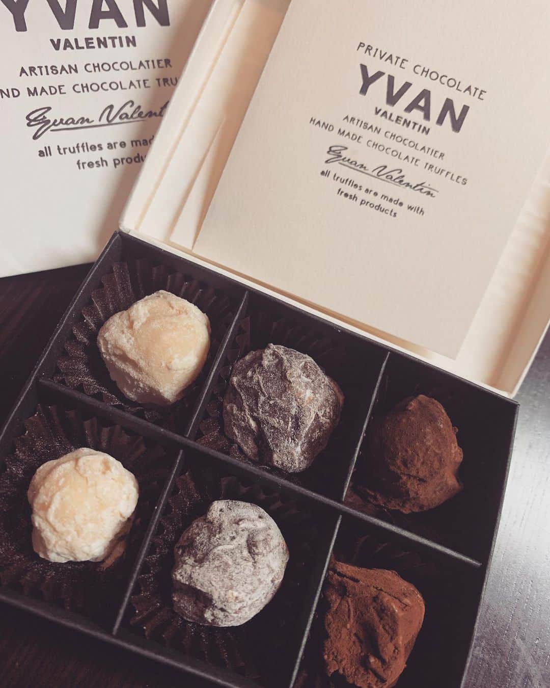 東李苑さんのインスタグラム写真 - (東李苑Instagram)「去年から気になってた #yvan #yvanvalentin のチョコレートを ついに今年自分へのご褒美に(なんの)購入してみました☺︎ . 口に入れた瞬間から美味かった。 ホワイトのオレンジの風味がものすごいマッチングで驚きしかなかった。 また1年後、またバレンタインで…❤︎ . #chocolate #valentine #valentineday  #truffes #sweet  #チョコレート #トリュフ #トリュフチョコ #バレンタイン #自分チョコ」2月16日 0時45分 - az_rion
