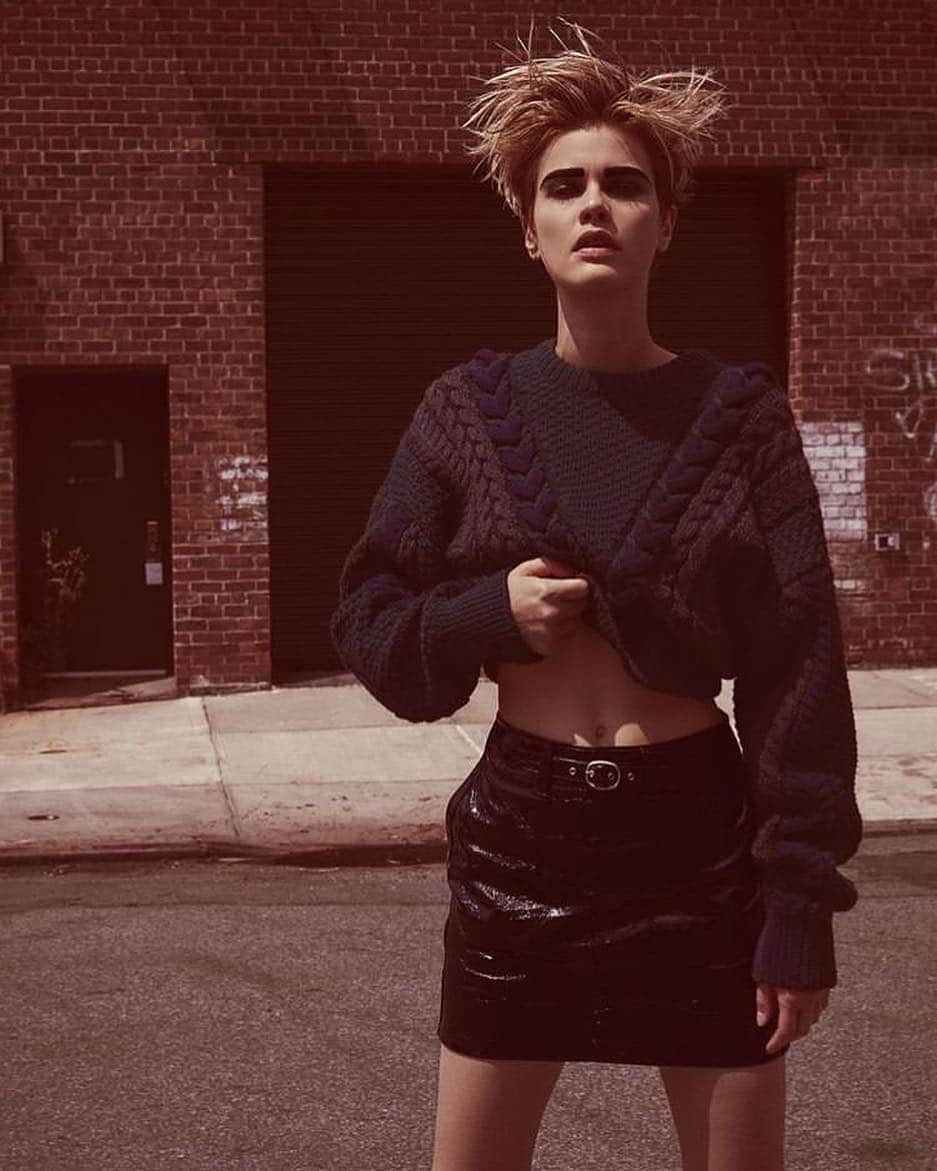 Kris Gottschalkのインスタグラム：「Oh New York I have missed you. - Your relentless openness. Cheerful forgetfulness. Dirty charm. Busy drunkenness. - You colorful beacon of dreamers. Vessel of sleepless overachievers. Haven of other-mindedness. - Will I ever be able to leave you? 🖤🖤🖤 #newyorkstateofmind #newyorkinspiration #newyorkiloveyou  #newyorkgirl #fridayinspiration #newyorklove」