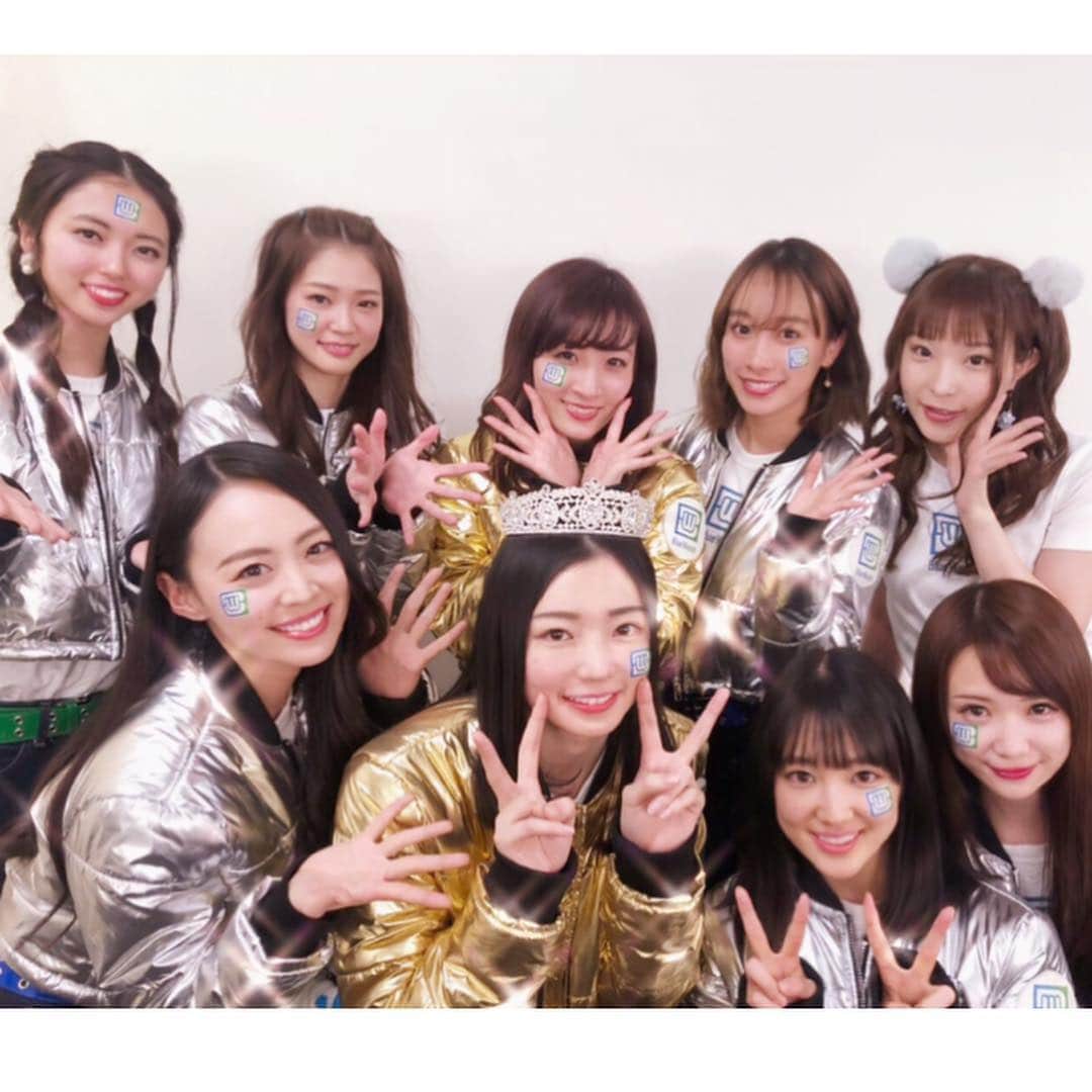 のインスタグラム：「#eQリーグ day2ご来場の皆様、遅い時間までありがとうございました‼️ 我らが #blueweeds なんと！ 本日も3種目勝利で、  今のところ唯一無二の６連勝です！！ こりゃあday3がますます楽しみになってきたし、 ますます負けられなくなってきたぞ！！！ 今日は、チームの新しい物販が始まり、 応援の皆さんがシール顔につけてくれたり、  三連勝の中でも、 急遽代打のキャプテン #白河優菜 が #太鼓の達人 でフルコンボを出した時には、  涙が出てしまった。 (ゆうなちゃん喋ってる横でまたおいおい泣いてしまったww)  からの、クイーンオブザディ。  白河優菜  うん。間違いない。感動だったもん。  day1で一緒にオーバークック出た時 (もちょこっとハプニングが実はあったりしたもんだから)からそばにいるから、 スタッフさんやお客様には伝わりきらないであろう、 白河優菜の凄さを目の当たりにして、 少し不安そうなゆうなちゃんの顔も見てるし、  尚更、 感動してしまったんです。  私。 クイーンオブザディ発表された時も涙出た。  うん、私は今日一個も競技には出てないけれども。  一生懸命チームのために、eQリーグのためにあの時間を生きていましたよ！！！w  終演後物販で、私たちを迎えてくれたファンの皆様の優しい顔と、拍手にも、また涙、、、目。  記憶と記録に残る日だった。  DS☆ゲーム部さんとも絡めて楽しかった✨  メンバーも今日のday2でそれぞれ色々思うことがあったみたいだ🍀  熱くなってきた🔥 そして怖くなってきた！！w  練習！！修行じゃ！！！！ 今日は応援、本当にありがとうございました！！ 今後ともブルーウィーズの応援、 そしてeQリーグをよろしくお願いいたします！！！！ #福田朱子 #スナックのママじゃないよ #差し入れ #プレゼント #ありがとう❤️ #イジリー岡田 さんの #カレーを食べながら」