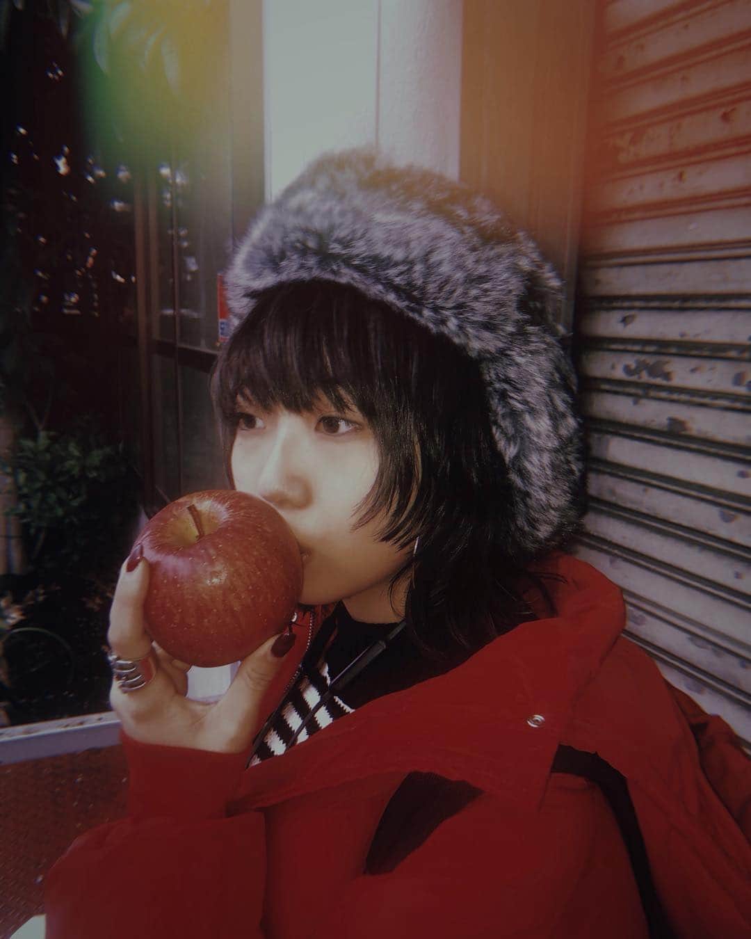 のインスタグラム：「🍎 寝起き5分後の りんご丸かじり 朝のバス停待ち #本日平塚wsいってまいる  #tempurakidz」