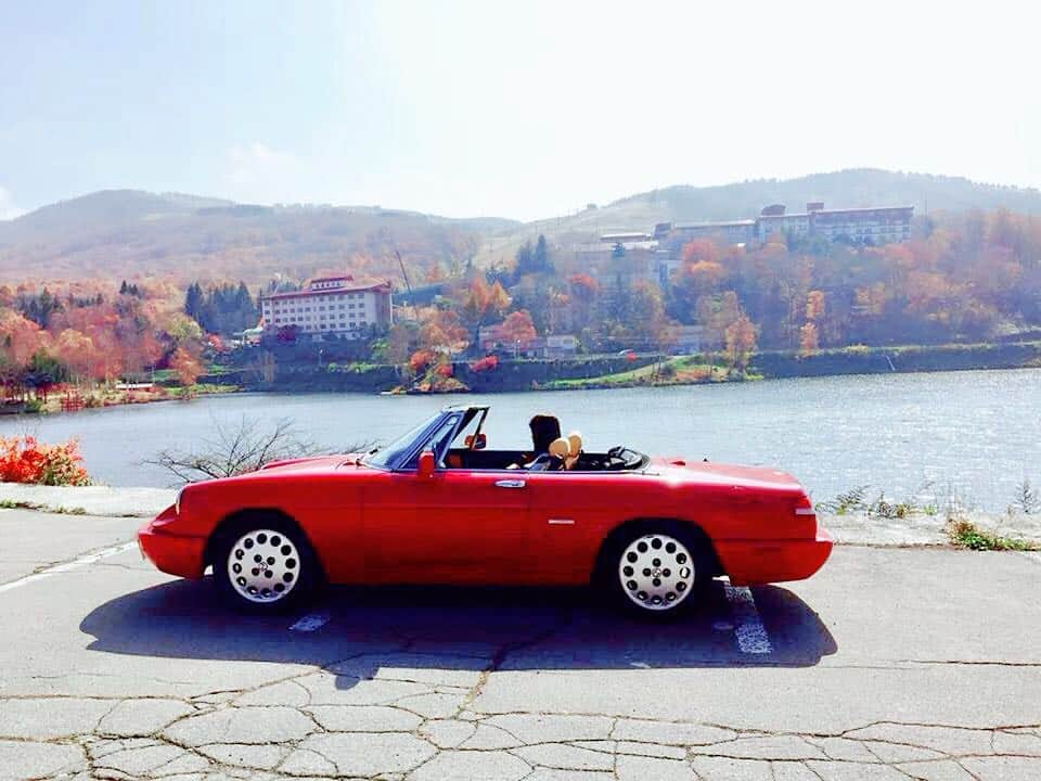 織田千穂さんのインスタグラム写真 - (織田千穂Instagram)「いつかは欲しい🚗 ³₃ 赤い車❤️オープンカー🚗スポーツカー🚙💭 📸は取材の際の☕オーナーの愛車💗 * さて、今日は🎀くるまがある🎀です‼️ 毎週土曜日朝🐣☀9:40～🕤 CRT栃木放送 織田千穂の「くるまがある🚙」ON AIR📻 * 栃木県民の皆様🧡 福島県、群馬県、茨城県、埼玉県の皆様❤️💜 radikoエリアフリーで全国どこでも視聴可👌 http://radiko.jp/share/?sid=CRT&t=20190216094000 * 今週の車情報は…🚗💨 「中国の電気自動車がすごい‼️」 中国の電気自動車ベンチャーBytonが開発する SUVタイプ電気自動車、M-Byteについて🚗 ³₃ * 今日は皆さんに調査した 「車内にあったらいいもの」の回答を ピックアップします\( ˆoˆ )/💕 * 「カーライフアンケート」コーナーのお題 協力のお願いです🙌 🚗「車内にあったらいいものは⁉️」🚗 是非みなさんのアイデアを教えて下さい💗 コメント欄に書き込みでOK☺︎︎︎︎です👌💕 * そして引き続き、私への質問大歓迎(ت)♡ コメントもお待ちしています( ¨̮ )♩♬*゜ 番組で紹介させて頂きます💌💭 *⑅୨୧┈┈┈┈┈┈┈┈┈┈┈┈┈┈┈┈┈୨୧⑅*｡ #くるまがある #cargirl #車番組 #栃木放送 #crt栃木放送 #amラジオ #栃木県 #ラジオ女子 #radio #車女子 #ラジオ #radiogirl #radiodj #ラジオ番組 #crt #車好きな人と繋がりたい #モタスポ女子 #japanesegirl #ラジオ好きな人と繋がりたい #ドライブデート #車好き女子 #車トーク #alfaromeo #alfaspider #白樺湖 #車のある風景 #アルファロメオスパイダー #スパイダー #alfaromeospider #carstagram *⑅︎୨୧┈︎┈︎┈︎┈︎┈┈┈┈┈┈︎┈︎┈┈︎┈︎┈︎┈︎┈︎୨୧⑅︎*」2月16日 6時01分 - chihoda