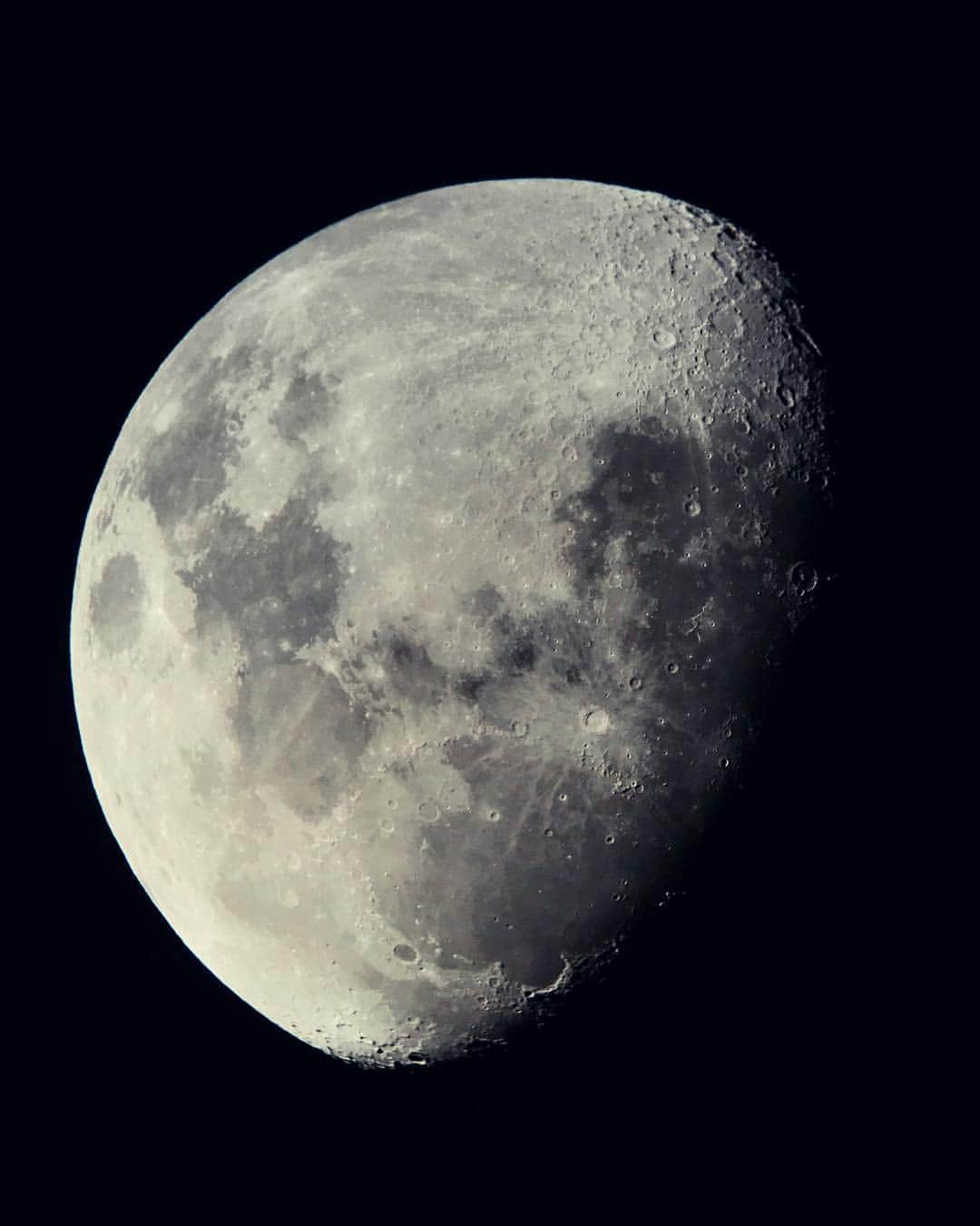 ブライアン・メイさんのインスタグラム写真 - (ブライアン・メイInstagram)「Tonight our very own Moon is ‘gibbous’ - meaning its phase - its illumination - is somewhere between half and full, as seen from Earth.  My telescope - on my roof in town -  is dusty these days, but it still works OK - and I was able to hold my iPhone 6 Plus up against the eyepiece to get this picture.  It’s a little tricky, and what I’m NOT showing you is all the failures I took before I got lucky with this one ! 😳. I apologise for not wishing you all Happy Valentine’s Day. I hope you all had a good one. I was too depressed to go near social media.  Anybody else know that feeling ? I had probably the most miserable V day of my whole life. Owing to a diary oversight I was alone all day, and really couldn’t face going out to eat on my own.  So I cooked up what was in the fridge, forced it down, and drowned in E-mails all night. I do NOT want sympathy, so please don’t give me any.  But now you know that this particular rock star does not have a magically perfect life. Maybe that’s a useful thing to know.  Today, yesterday is over, and its dull pain is fading, so I thought I’d venture out. Hope you guys are all setting a better example than me ! Let’s share this gibbous Moon (it’s up there right now) and celebrate that we have a Moon to light up our darkness.  I have long thought that the fact that we have a moon of the exact size that can cover the face of the Sun so perfectly may have something to do with the fact that we – Earthly life – exist. But that’s just my enthusiastic amateur astronomer’s view.  I’ve never heard any other astronomer express that view.  The mysteries and beauty of the night sky give me hope - hope that my own impossibilities are very small in comparison. The trouble is, believing it is one thing - but FEELING it is another altogether.  Have a great weekend, folks. Bri —- PS  Just so you know - cos I didn’t, for ages - ‘GIBBOUS’ is pronounced with a ‘g’ as in “give”’ - not as in “gin”. 🌔🌖」2月16日 6時49分 - brianmayforreal