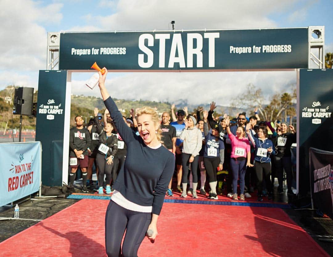 ケリー・ピックラーのインスタグラム：「I had so much fun teaming up with @silk last weekend to cheer on progress makers at their Run to the Red Carpet 7K. Feeling inspired after meeting everyone who came together to reach their goals while experiencing the longest red carpet ever! #SilkPartner #ProgressIsPerfection」