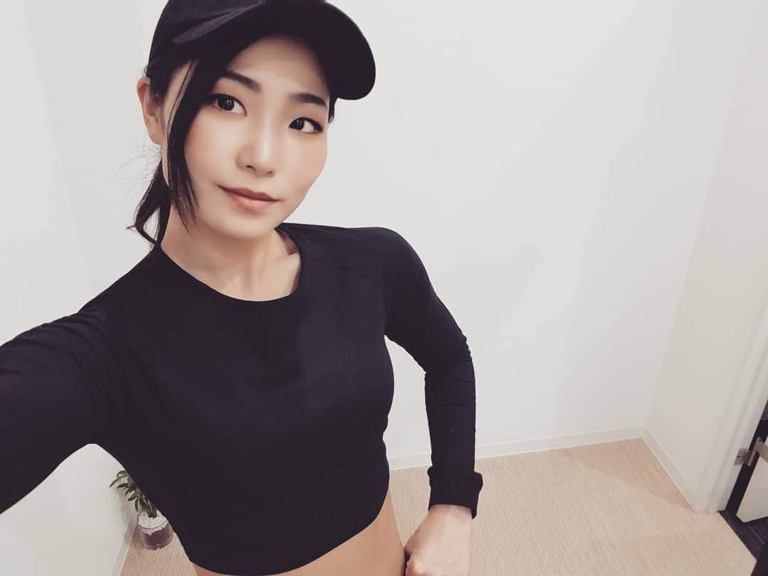 永吉令奈のインスタグラム：「@muscle_holdings 　さんのプレゼントキャンペーンに応募したらマイプロテイン1万円分のコードが当選しました😆😆💓 早速マイプロの欲しかったウェアを注文させて頂きました😆  シンプルなブラックにメッシュが可愛い💓ロンTとレギンス💓  しっかり体にフィットしてくれるので動きやすい😆  ありがとうございます💝 これでトレーニングがんばります😆  さあ、減量に追い込み😤✨✨ #トレーニングウェア #トレーニング女子 #ワークアウト #マイプロテイン #ダイエット #ボディメイク #プレゼント #フィットネスウェア #フィットネス女子 #マッスルホールディングス」