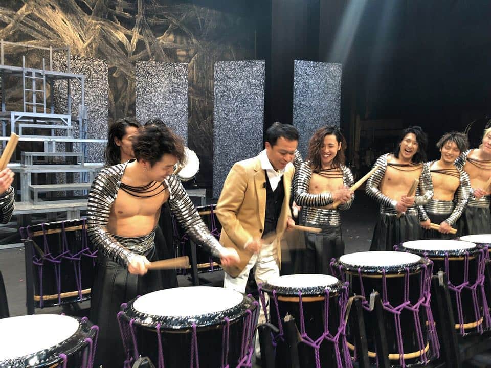 のインスタグラム：「👀今週のイチバンは🥁和太鼓のパフォーマンス集団「DRUM TAO（ドラム タオ）」 👫観客動員数800万人、🌏世界262か国で公演を行い、 日本のみならず🤩世界中の観客を魅了し続けています❗️ 大人気のパフォーマンスに中山も挑戦しました‼️ . #中山のイチバン #DRUMTAO #和太鼓 #中山秀征 #シューイチ #shu1tv」