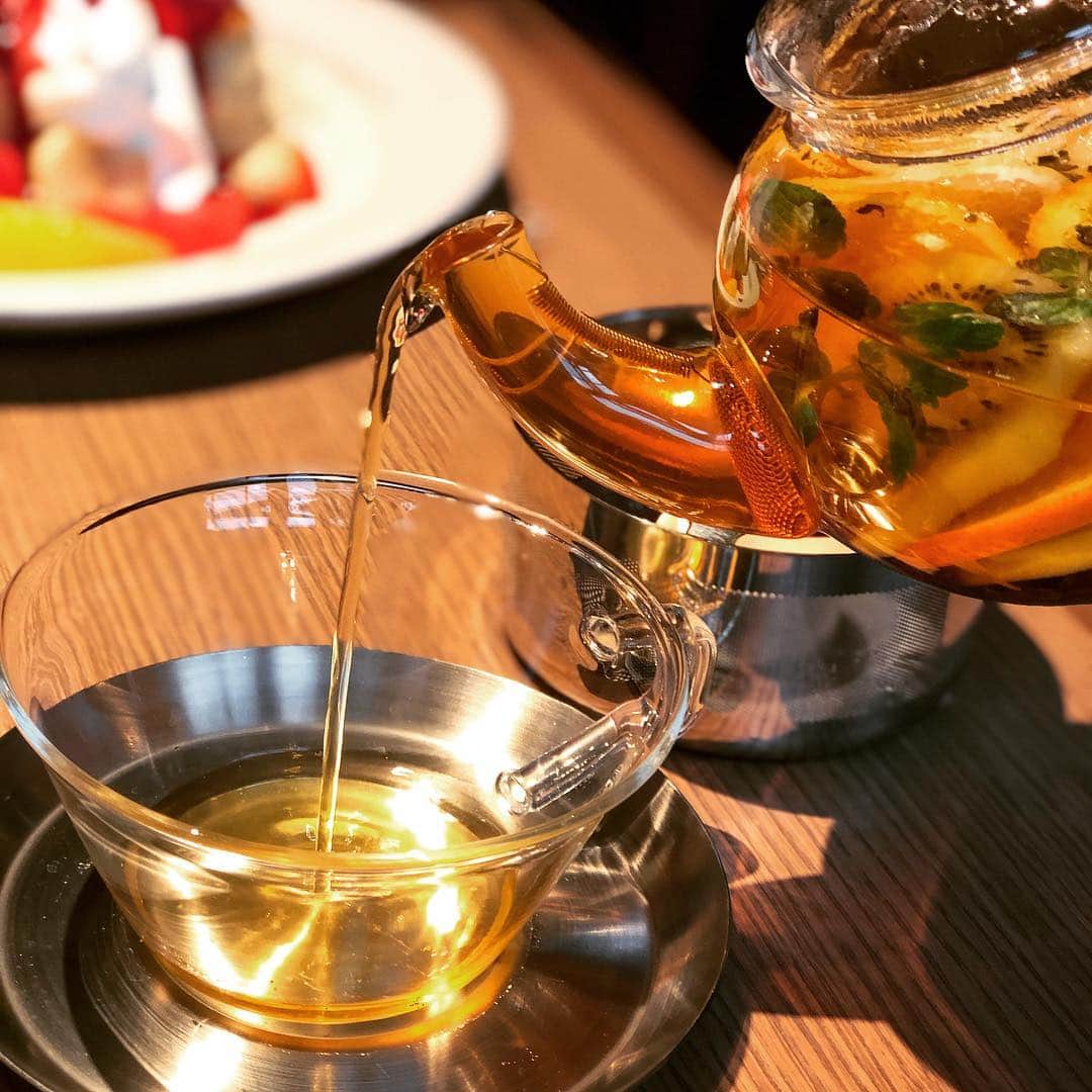 eguchikazuakiのインスタグラム：「神戸大丸3F、フルーティーサロンデリーモ😄 紅茶にぴったりなスイーツ、パンケーキやパフェをご用意しています❗️ パフェはもちろん食べて欲しいですが、この紅茶『パッションジャスミンフルーツティー』かなり美味しいですよ🥭 パッションジャスミンティーをベースにレモンやオレンジ、リンゴ、などなどを温めて注ぐのですが香りが半端じゃない😆画面から香りが伝わらないのが悔しい、残念😱 ・ ぜひ飲みに来てください、そしてスイーツを楽しんでください❗️近くにあったら通うのになー、私紅茶好きだからなー日比谷でも出したいけど神戸でしか飲めないこの紅茶🔥 ・ 私は今キッシュとパフェとパンケーキを食べました💪お腹いっぱいだーでは取材に出てまいります👋🏻 ・ #delimmo #デリーモ #神戸 #神戸大丸 #食べに来て #フルーティー #フルーツ #スイーツ #パフェ #パンケーキ #ケーキ #フルーツパフェ #パティシエ #ショコラティエ #江口和明 #eguchikazuaki #イチゴ #レモン #リンゴ #かっぱ寿司 #近くにない #ガトーショコラ #食べたかった」