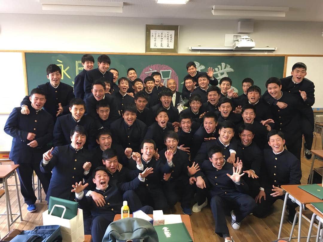 小園海斗さんのインスタグラム写真 - (小園海斗Instagram)「今日卒業しました！ クラスのみんな二年間ありがとう！さいこーでした！ 野球部のみんなも三年間ありがとう！ いい思い出ができました！ 今から沖縄キャンプに向けて出発しましたー！ がんばります！ #報徳学園 #卒業式」2月16日 16時58分 - kozocarp51