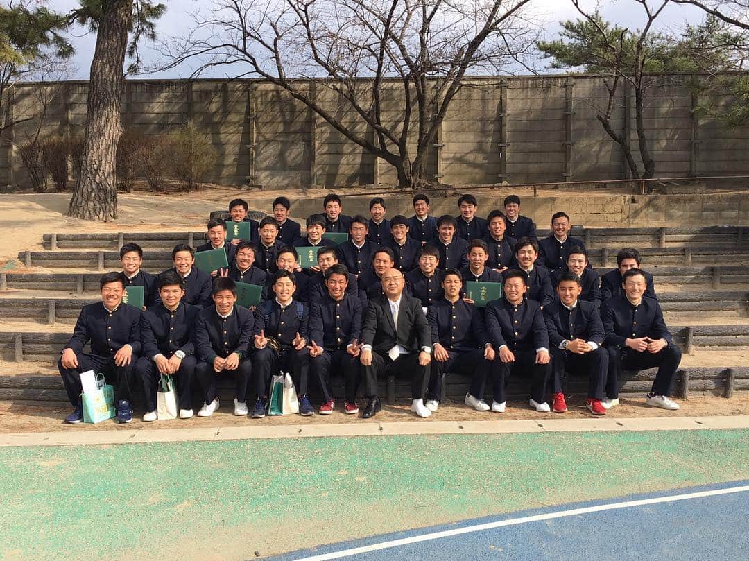 小園海斗さんのインスタグラム写真 - (小園海斗Instagram)「今日卒業しました！ クラスのみんな二年間ありがとう！さいこーでした！ 野球部のみんなも三年間ありがとう！ いい思い出ができました！ 今から沖縄キャンプに向けて出発しましたー！ がんばります！ #報徳学園 #卒業式」2月16日 16時58分 - kozocarp51