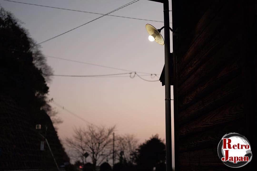 レトロジャパン(retro_japan_) のインスタグラム：「. ✿ Featured artist of the day! ✿ ✨ @mondo_ordinario ✨ . Congratulations!! 素敵なお写真へのタグ付けありがとうございます！ ________________________________________ . ✾ 懐かしくて新しいがここにある ✾ . @retro_japan_ では日本文化や四季を感じるお写真、ノスタルジックなお写真をお待ちしています。  忙しい毎日に、少しでもホッと出来る時間を皆さんと共有出来たら嬉しく思います。 . Follow : @retro_japan_ Valid tag : #retro_japan_ ↑最後の_ お忘れなく . Feature Selected by: @madrigal___emi . Special thanks✾_______________________  #far_eastphotography #icu_japan #loves_nippon ________________________________________ . #rtr_jpn_mondo_ordinario .」
