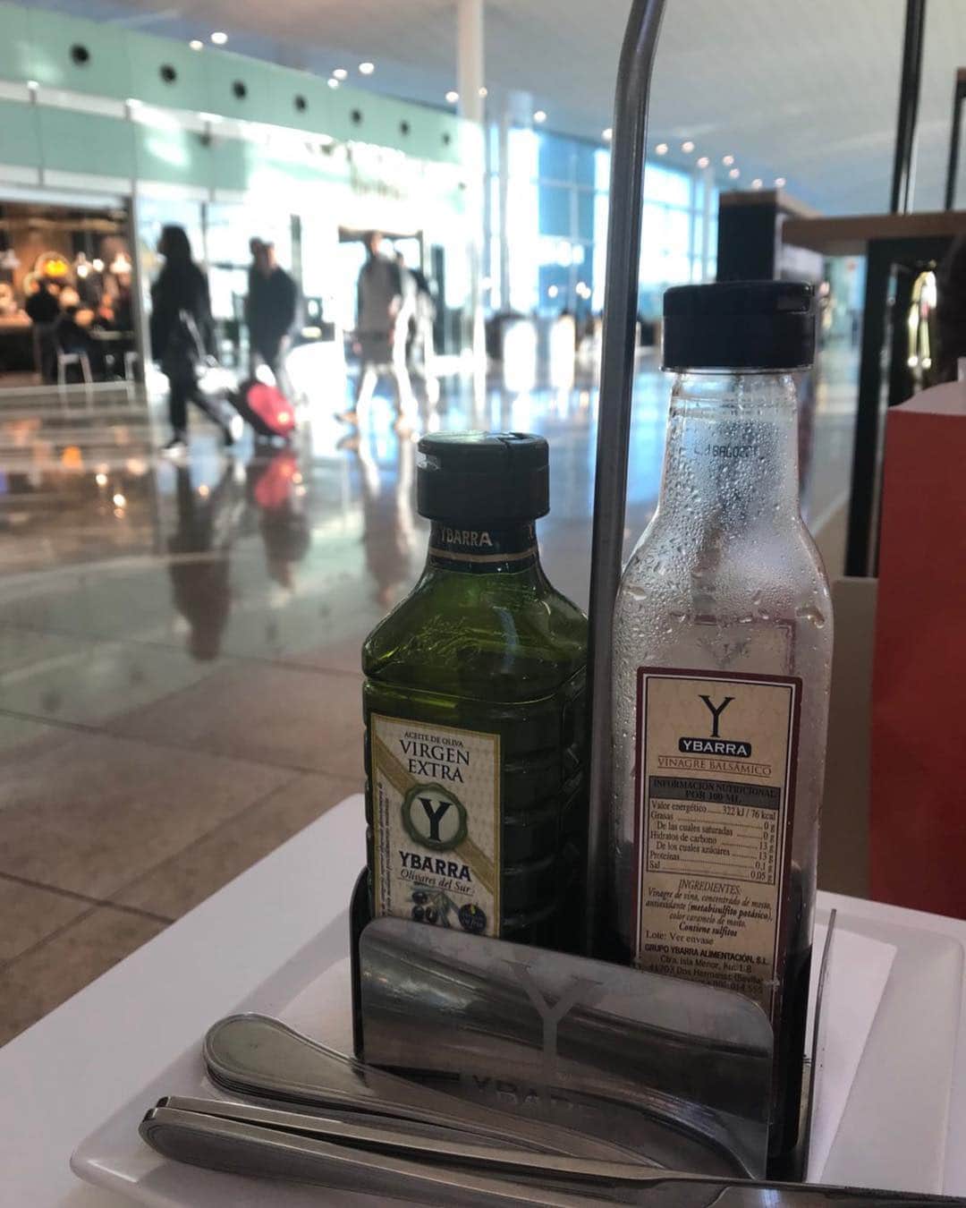 キャシー中島さんのインスタグラム写真 - (キャシー中島Instagram)「* バルセロナの空港にいます✈️ ここからヘルシンキに向かいます。空港の中のデジガルでちょっと買い物をしました。スペインのブランドです。 でもね、私は不調です。 熱があるようであちこちが痛い。 珍しいことです。 なんとか日本に帰るまでに治さないとね😷」2月16日 17時59分 - official_kathynakajima