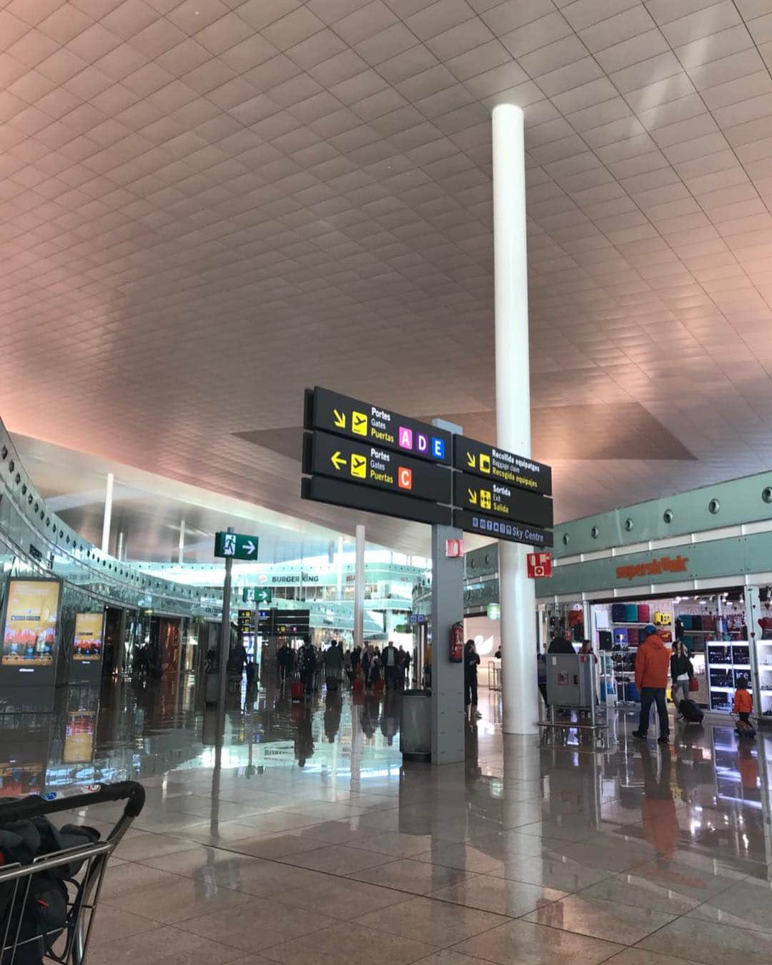 キャシー中島さんのインスタグラム写真 - (キャシー中島Instagram)「* バルセロナの空港にいます✈️ ここからヘルシンキに向かいます。空港の中のデジガルでちょっと買い物をしました。スペインのブランドです。 でもね、私は不調です。 熱があるようであちこちが痛い。 珍しいことです。 なんとか日本に帰るまでに治さないとね😷」2月16日 17時59分 - official_kathynakajima