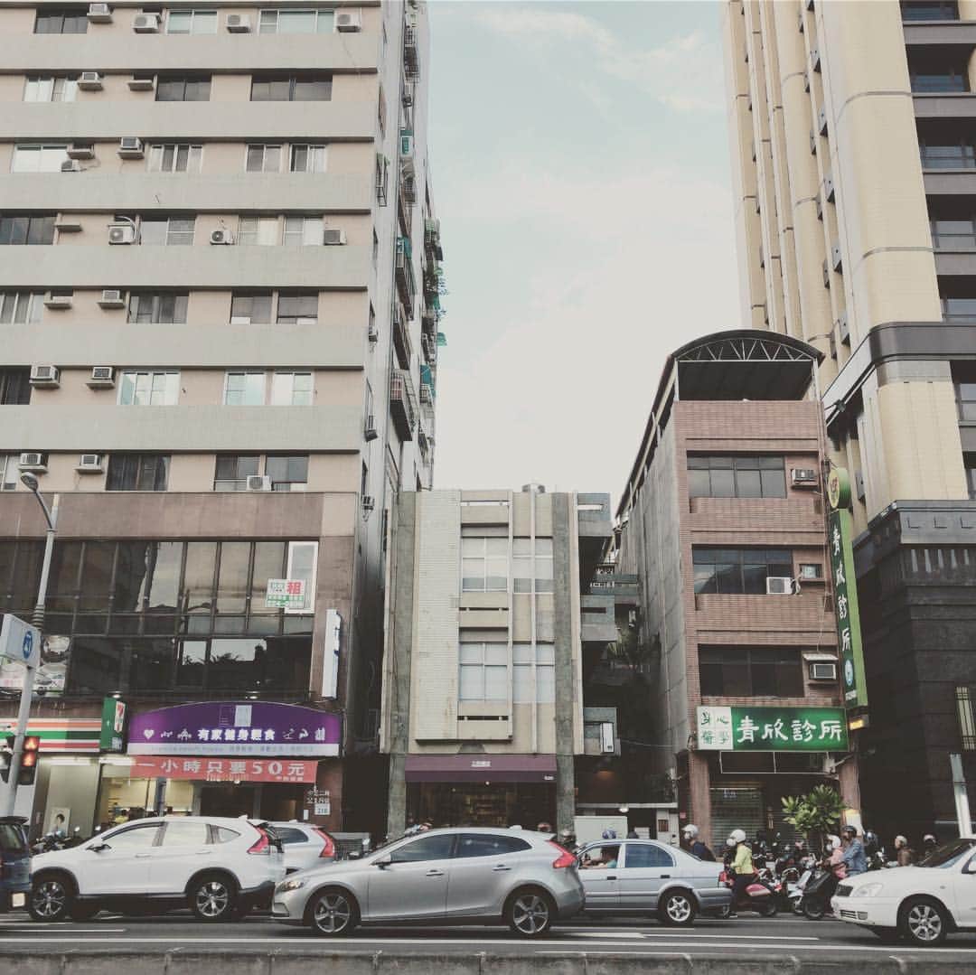 のインスタグラム：「昨日2/15は台湾・高雄の三餘書店にてお話しました。今日2/16は台北のブックフェアの独立書店ブースで15:30から。」