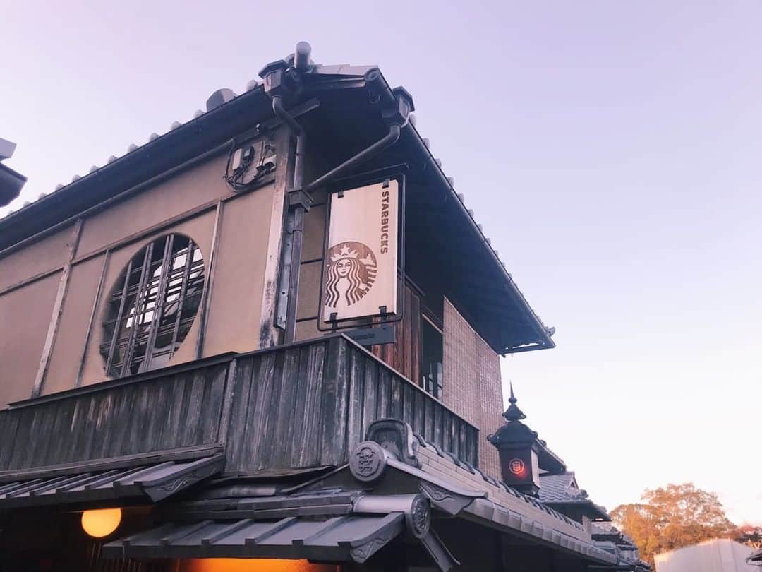 Taiken Japanのインスタグラム：「This Starbucks on Ninenzaka Street in Kyoto is definitely worth a visit since it's the world’s first one with tatami mats. Enjoy your coffee and the traditional Japanese atmosphere at the same time! ⠀⠀⠀⠀⠀⠀⠀⠀⠀ Photo credit: @annesheryl ⠀⠀⠀⠀⠀⠀⠀⠀⠀ Read more about this and other Japan destinations & experiences at taiken.co! ⠀⠀⠀⠀⠀⠀⠀⠀⠀ #starbucks #starbuckscoffee #coffee #kyoto #ninenzaka #kyotojapan #kyotostyle #kyototravel #starbuckskyoto #coffeeshop #cafe #relax #onlyinjapan #coffeeshops #lovejapan #japan #japan🇯🇵 #japantravel #japantravelphoto #japanese #japanlover #japanphotography #traveljapan #visitjapan ##japanlife #travel #travelgram #travelphotography #holiday #roamtheplanet」
