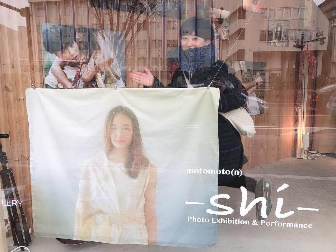 伊藤沙莉さんのインスタグラム写真 - (伊藤沙莉Instagram)「昨日、 写真展・パフォーマンス 「-shi-」 お邪魔してきました。  写真から伝わるものは 本当多くて、 私は感想が本当に下手くそだから 見に行ってください としか言えません。  見た人にしかわからない 見た人にしか伝わらない 想いがつまってます。  そして、 パフォーマンスも すこし、 見せていただきました。  理由が明確に話せないけど 気付いたら普通に 涙が溢れてました。 私の場合それ以上に 鼻水ダラダラでした。  本当に素敵な空間。 そして、 全てに意味が込められてて 本当に面白かった。  今日と明日で ひとまず終わりみたいなので、 お時間ありましたら 本当におすすめです。ぜひ。。」2月16日 10時50分 - itosairi