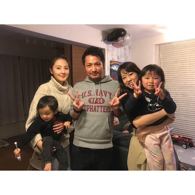 山田真以さんのインスタグラム写真 - (山田真以Instagram)「昨日は… 神谷美伽ちゃんのお家に行ったら サプライズ😭😭✨💗 会いたかったみんなが集まってくれてみんなに会えたーーーっ！！ 有難い😭😭✨✨すっごくすっごく嬉しかった✨ 結婚のお祝いとポーランド出発のこんなに可愛いfarewell party🎂💗 驚きすぎてちゃんと喜べたのか不安になるくらいビックリして嬉しくて心の中は大洪水でした✨ 本当にありがとう💗💗💗 . みかちゃんの旦那さんが、 “昨日の夜、まいが来るって頑張って飾り付けしてたよ”ってボソッと言ったのを聞いて 2人も子どもがいて大変なのにこんなに頑張ってくれて😭✨ 飾り付けが、ラジオを意識したヘッドフォンとか、このみちゃんのCDとか夫と私の名前入りのクッキーとか、ポーランドに行くイメージの地球のアイシングクッキーとか。。。 もう愛情溢れすぎてて泣けました😭😭 本当にありがとう。。。 . . 上京した頃は友達も少なかったのに、2012年に上京して早8年。 こんなに素敵な友人たちに出会えました。 わたしの宝物🕊✨ . . #みんな本当に本当にありがとう #気がついたらほぼママ #子どもが6人揃うと賑やか🤣 #出会った頃はみんな独身だったのに #美しく可愛いママ #お祝い#パーティー#ピンク#仲間#友人#女子会#ママ#感謝#farewell#farewell#wedding#party#girls#pink#goodtimes#instagood#friends#thx」2月16日 11時27分 - maaai.yamada