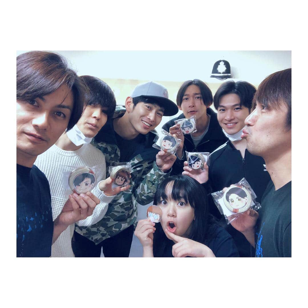九内健太のインスタグラム：「美澪奈ちゃんから似顔絵付きバレンタインチョコを貰って朝から元気マックス💪  名古屋初日、力強くいきたいと思います。よろしくお願いします。  #暗くなるまで待って #舞台 #ウィンクあいち #バレンタイン  #加藤和樹 #猪塚健太 #松田悟志 #九内健太 #橋谷拓玖 #高橋光臣 #黒澤美澪奈  #俳優 #actor #배우 #演员 #モデル #model #모델 #时装模特」