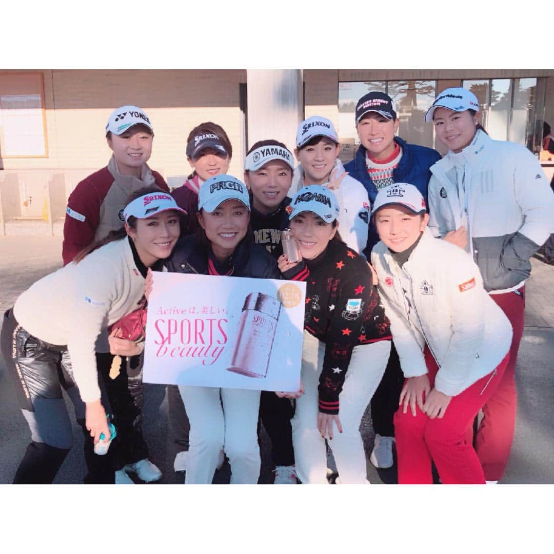 有村智恵さんのインスタグラム写真 - (有村智恵Instagram)「#kose_sportsbeauty 今日から発売！ 本当に焼けない！オススメの日焼け止め♡デザインも新たに可愛くなりました！皆さん是非お試しください！！ #写真は昨年末の #コーセー契約女子プロゴルファー #左上から #森田遥 #北田瑠衣 さん #有村智恵 #香妻琴乃 #木戸愛 #松森彩夏 #金田久美子 #原江里菜 #笠りつ子 #斉藤愛璃 #今年も頑張りますので応援よろしくお願いします #teamkose #kose #sportsbeauty #sunscreen #suncare #コーセー #スポーツビューティー #スポビ #スポ美 #日焼け対策 #日焼け止め」2月16日 11時39分 - chiearimura