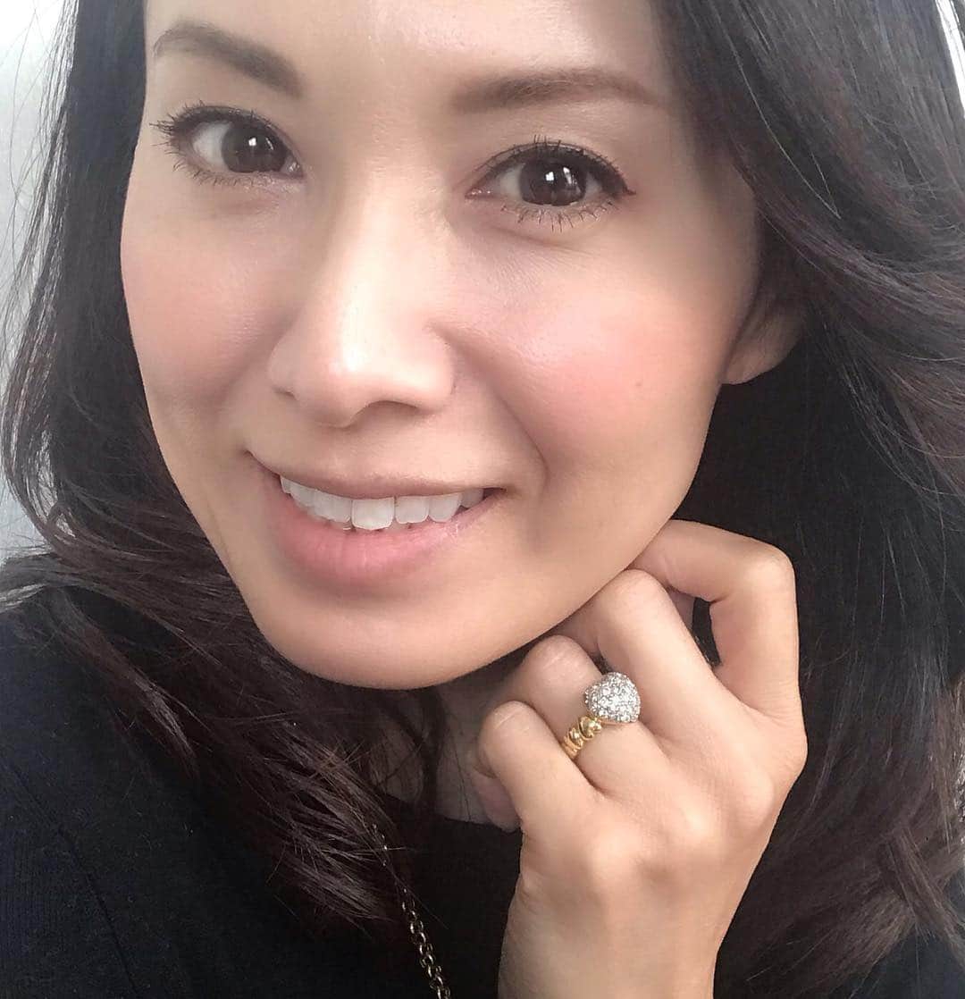 のインスタグラム：「・ ・ ・ 昨夜は1日遅れのバレンタイン♪ ・ ・ 日頃の感謝を込めて… ・ チョコとシャンパーニュと苺🍓 ・ ・ 大好きな組み合わせ♡ ・ ・ ・ お店の方に勧められて購入したシャンパン… ・ とても美味しかったです ・ ・ ・ #駒田奈美 #オスカープロモーション  #モデル #バレンタイン #チョコ #チョコレート #ジャンポールエヴァン #シャンパーニュ #シャンパン #感謝 #美味しい #いちご」