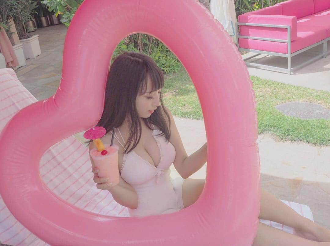 美女図鑑のインスタグラム：「#Repost @kurumi_fujisaki ・・・ ロイヤルハワイアンのプールサイドにて♡ ピンクの空間に合わせてピンクの浮輪にピンクのスムージー💗 ピンクづくし幸せ😍  #ビジョビ #like4like #japanesegirl #like4like #ビジョ図鑑」