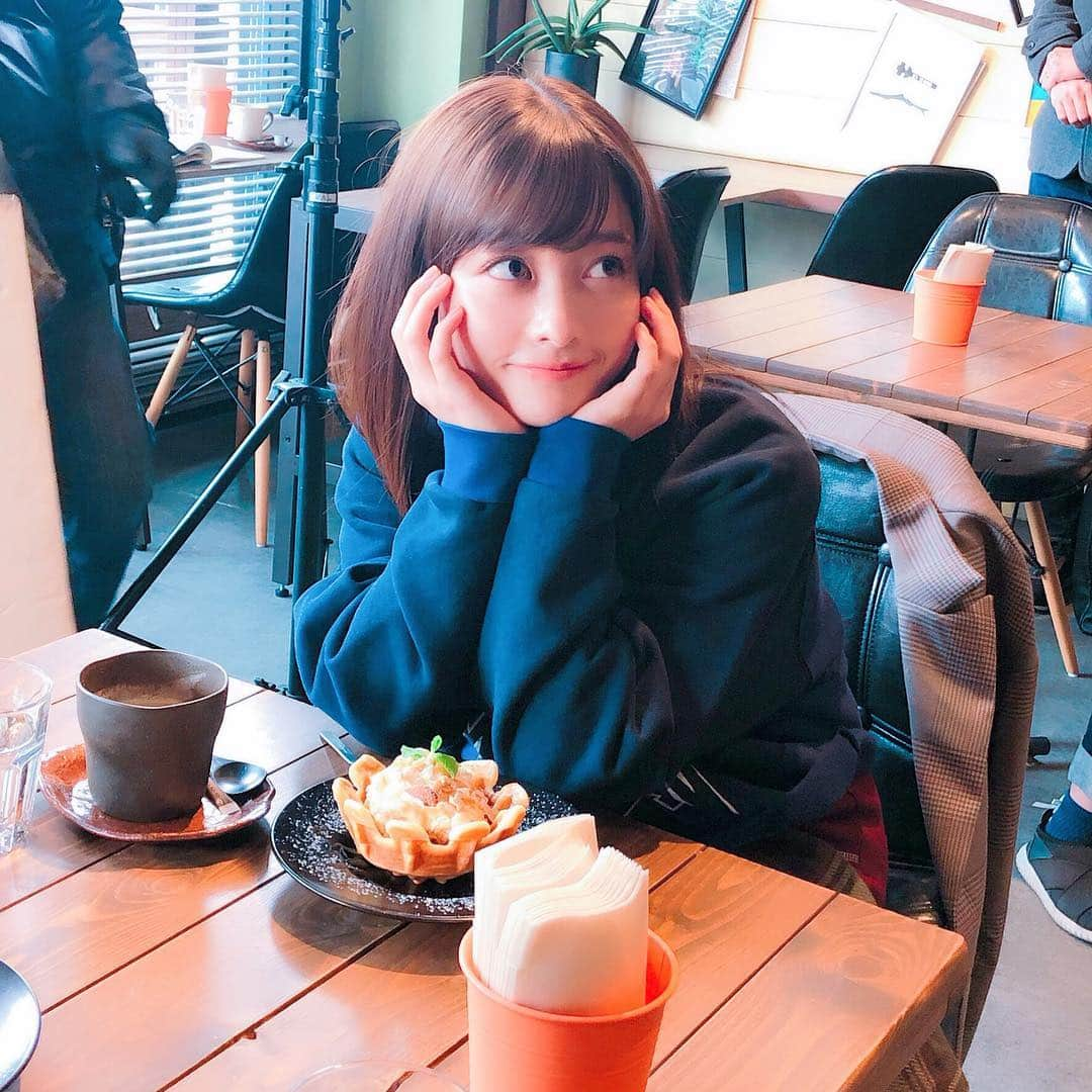 橋本環奈さんのインスタグラム写真 - (橋本環奈Instagram)「こんにちは！環奈MGです。  有意義な週末をお過ごしください。  今日はまもなく始まる「１ページの恋」からオフショットです。  #橋本環奈 #橋本環奈マネージャー #1ページの恋 #イチコイ #abematv #純愛 #カフェ #イチコイ好きと繋がりたい」2月16日 12時15分 - kannahashimoto.mg