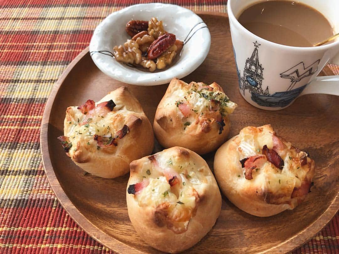 南里美希さんのインスタグラム写真 - (南里美希Instagram)「久しぶりにお昼は #手ごねパン 🥯🥖 ベーコンとカマンベールチーズの定番おかずパン🤤 #ナッツの蜂蜜漬け と共に☕️ . . . #homemade #bread  #honeynuts #lunch  #🥯🥖🍞🥐☕️ . . . 最近ますますパン好きが加速中〜🙈」2月16日 12時43分 - mikinanri_official