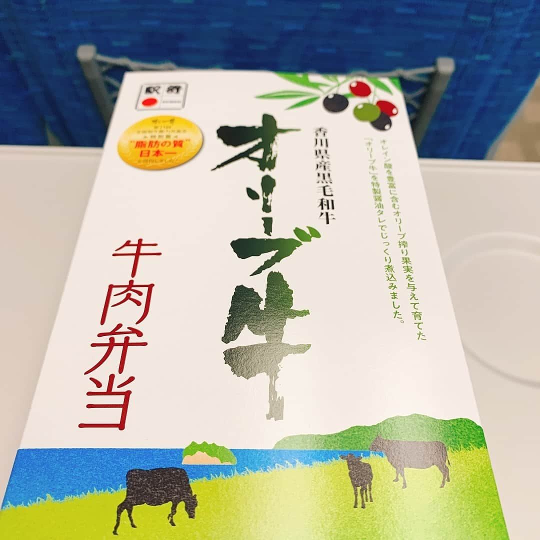 三遊亭とむのインスタグラム：「オリーブ牛 牛肉弁当  東京駅 1300円  落語会で毎年行かせてもらっている小豆島 小豆島と言えばオリーブ このオリーブを与えて育てた讃岐牛を オリーブ牛と言うそうで、、 シンプルな作りですが、こちらの牛肉  うん、◎ 最近は温めないと美味しくない駅弁が多いですが こちらはそのままでもきちっと美味い！！ 甘い味付けなので好みは分かれるかもしれませんが ご飯との相性も良いので是非食べてみてくだい！ 食べてみてくだい！  え？なんかおかしい  食べてみてくだい！  あ、いいんです。  オリーブ牛だけに「さ」抜き ですから…  90点  #駅弁 #駅弁コンシェルジュ #落語家 #オリーブ牛牛肉弁当 #三好野本店 #駅弁評論家 #おべんたぐらむ #讃岐牛 #小豆島 #ダジャレ」