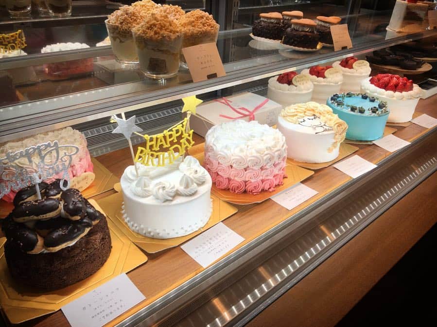 島津咲苗さんのインスタグラム写真 - (島津咲苗Instagram)「今日デルサタ11でご紹介した「slow」🍰テイクアウトのみの洋菓子店です。 ずらーっと並べられたケーキは色とりどりでワクワクするデザイン💗隣に陳列されているシュークリームは全部で6種類。味によって形が違うんです！ プレーンしか食べたことありませんが、シュー生地がパンパンに膨れるほどクリームが詰まっていて、とーーーっても美味しいです🤤クッキーやカヌレもありますよ(^^) とってもオススメなので、ぜひ一度立ち寄ってみてくださいね♡  #名古屋グルメ #名古屋スイーツ #高岳スイーツ #洋菓子店slow #洋菓子店 #高岳駅 #シュークリーム #ケーキ #スイーツ好き #sweets #cake #nagoya #sweetsgram #スイーツ部 #🍰 #デルサタ11 #メーテレ #島津咲苗」2月16日 14時34分 - sanae_shimazu