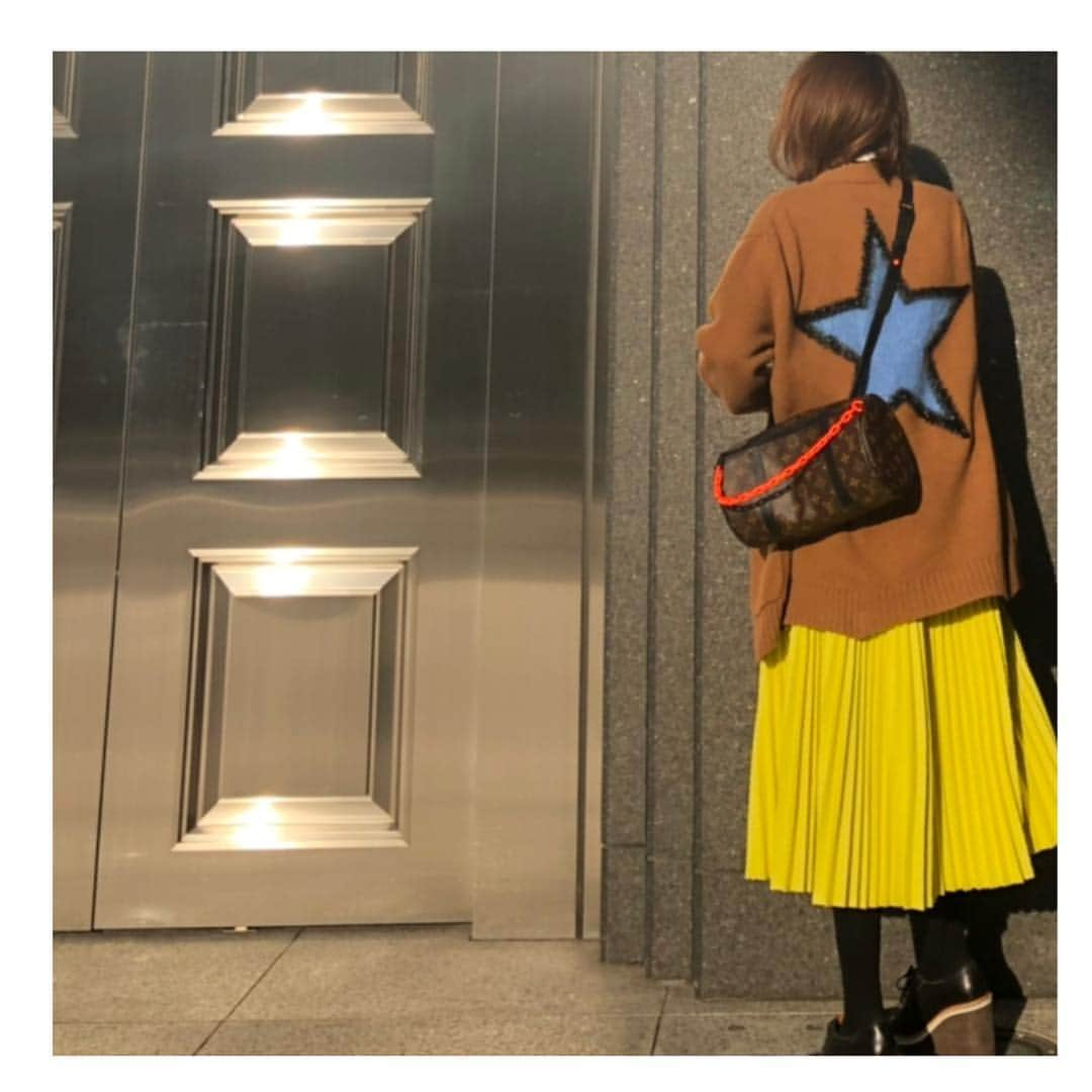 井関かおりさんのインスタグラム写真 - (井関かおりInstagram)「今日はネオンカラーをポイントに^_^  @louisvuitton のバッグは沢山入るしチェーンが可愛い😍  cardigan: #numeroventuno  tops: #uniqlo  skirt: #sacai  bag: #louisvuitton  #着回しコーデ」2月16日 14時54分 - isekikaori_kimawashi