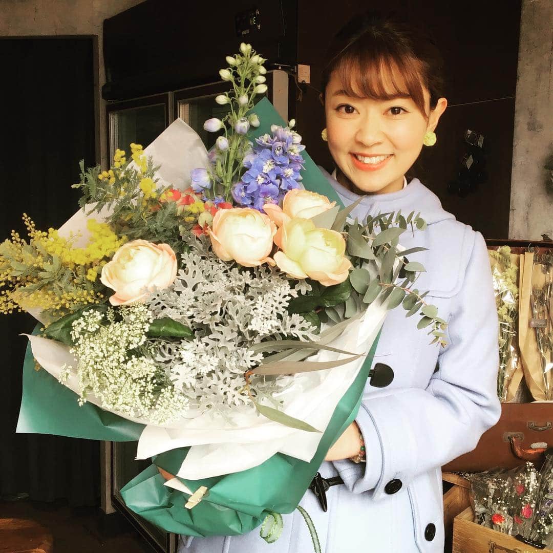 常盤よしこのインスタグラム：「新屋敷のお花屋さん ブルーグレイ♫ アンティークカラーのバラも 紫陽花も ミモザも 可愛い♫ 母の誕生日祝いに🎉  #ブルーグレイ花屋 #熊本花屋 #アンティークカラーのお花 #ずっと気になっとったお店  #飾ったあとはドライフラワーに」