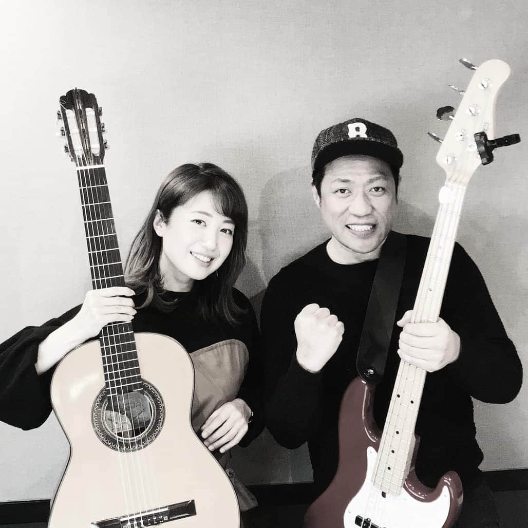 のインスタグラム：「Today’s guest of my radio program is Mr.Hanawa, comedian and singer!  クラッシ一リビングを担当させていただいて、まもなく丸二年が経ちますが、リスナーの皆様もびっくり？！かもしれないゲストの方と、わたくしムラジの組み合わせが実現することが多く、毎回、本当に楽しい時間を過ごしております。　 今夜のゲストは、はなわさんです！家族思い、愛妻家、お笑いも音楽も大事にされているはなわさんの魅力がたくさん伝わると良いなと願っております。　 ぜひお聴きください！  #はなわ　 #クラッシ一リビング今夜８時より  #kaorimuraji #急遽セッション  #saga」