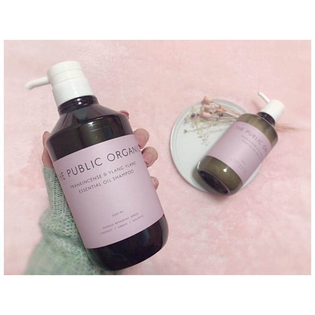 rinaのインスタグラム：「＼幸せホルモン 50.3%アップ！／ . 2019.03.01 NEW Release！ . @thepublicorganicofficial #thepublicorganic #スーパーポジティブ . 大大大好きな #ザパブリックオーガニック から、NEWアイテムが登場💐 . 髪を洗うだけで、精油の香りが 幸せホルモンを50.3%アップ⤴︎ . ［フランキンセンス＆イランイラン精油］の香りで心を落ち着かせてくれるシャンプーと、［フランキンセンス＆レモングラス精油］の香りで爽快な気分にしてくれるトリートメント✨ . ノンシリコンながら、髪のダメージをしっかり補修！マヌカハニー･ムルムルバター･バオバブオイルなどの天然原料がバッチリ保湿もしてくれます🍯 . ✓ 3月1日が一般発売日。 ✓ 2月1日より一部のバラエティショップにて先行発売中。 . おピンクボトルで HAPPY度もUP🦄💓 見かけたらGETすべし！です✨ . #精油シャンプー #精油 #幸せホルモン #シャンプー #トリートメント #フランキンセンス #マヌカハニー #ヘア #ヘアー #ヘアカラー #ヘアアレンジ #ヘアスタイル #ナチュラル #ナチュラルコスメ #オーガニック #オーガニックコスメ #コスメ #メイク #ピンク」