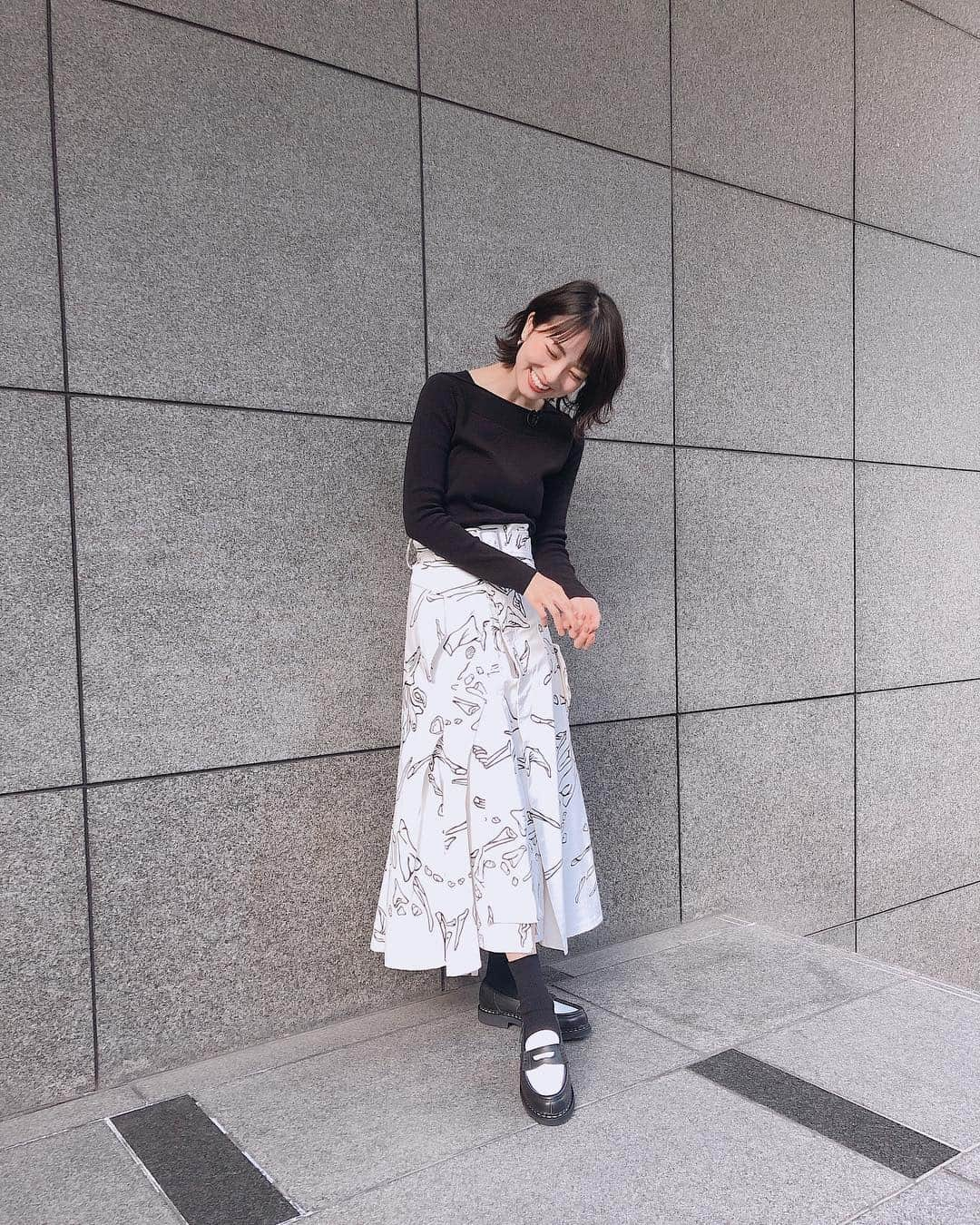 小島梨里杏さんのインスタグラム写真 - (小島梨里杏Instagram)「現在配信中の #DAMCHANNEL 🎤 . 衣装 全身はこちら  白スカート #SHIROMA @shiroma_official  黒トップス #poolstudioalivier  イヤリング #jouete @joueteofficial  靴 #paraboot . 毎回スタイリストたけこのセンスが光ってます👏🏻😭❤️」2月16日 19時18分 - r_riria